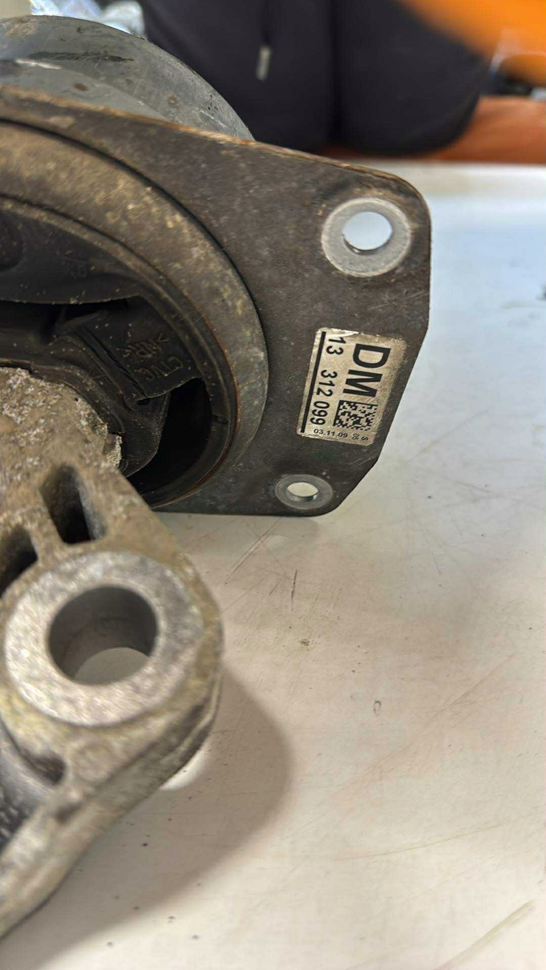holder engine mount OPEL INSIGNIA 13312099