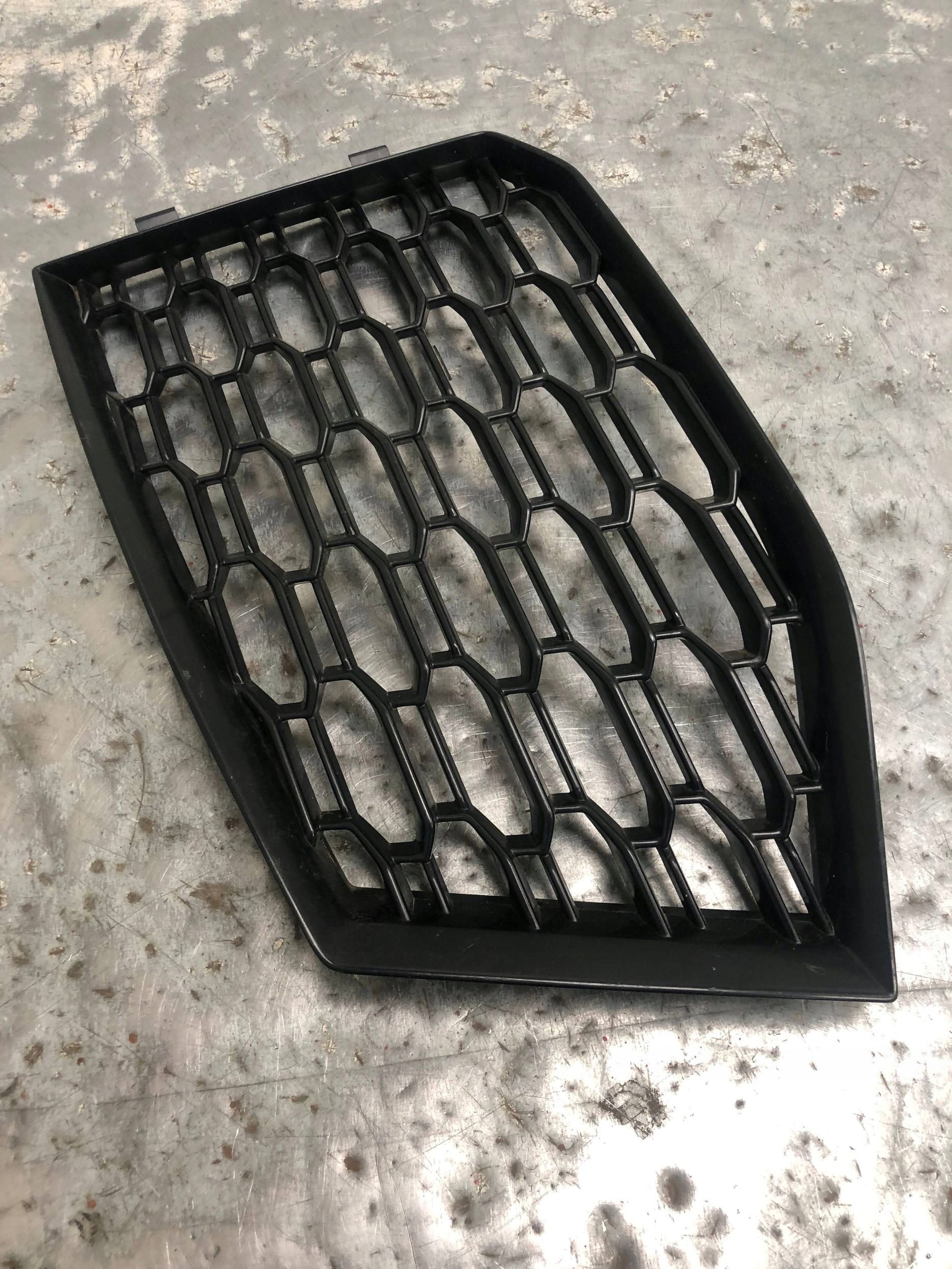 grid of a bumper left front AUDI RS4 RS5 8W6807681P