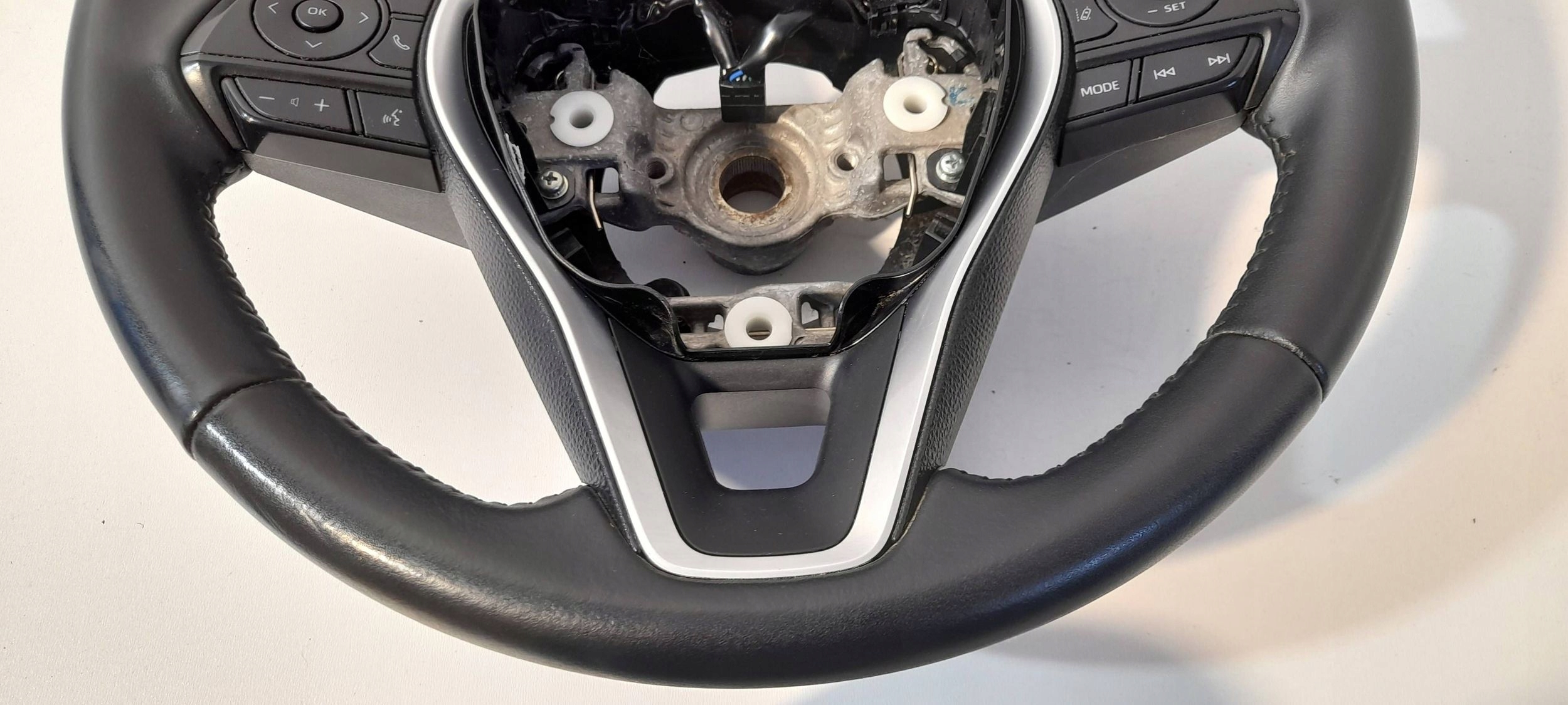 Toyota Corolla E210 E21 lenkrad skorzana 6411018 (L31)