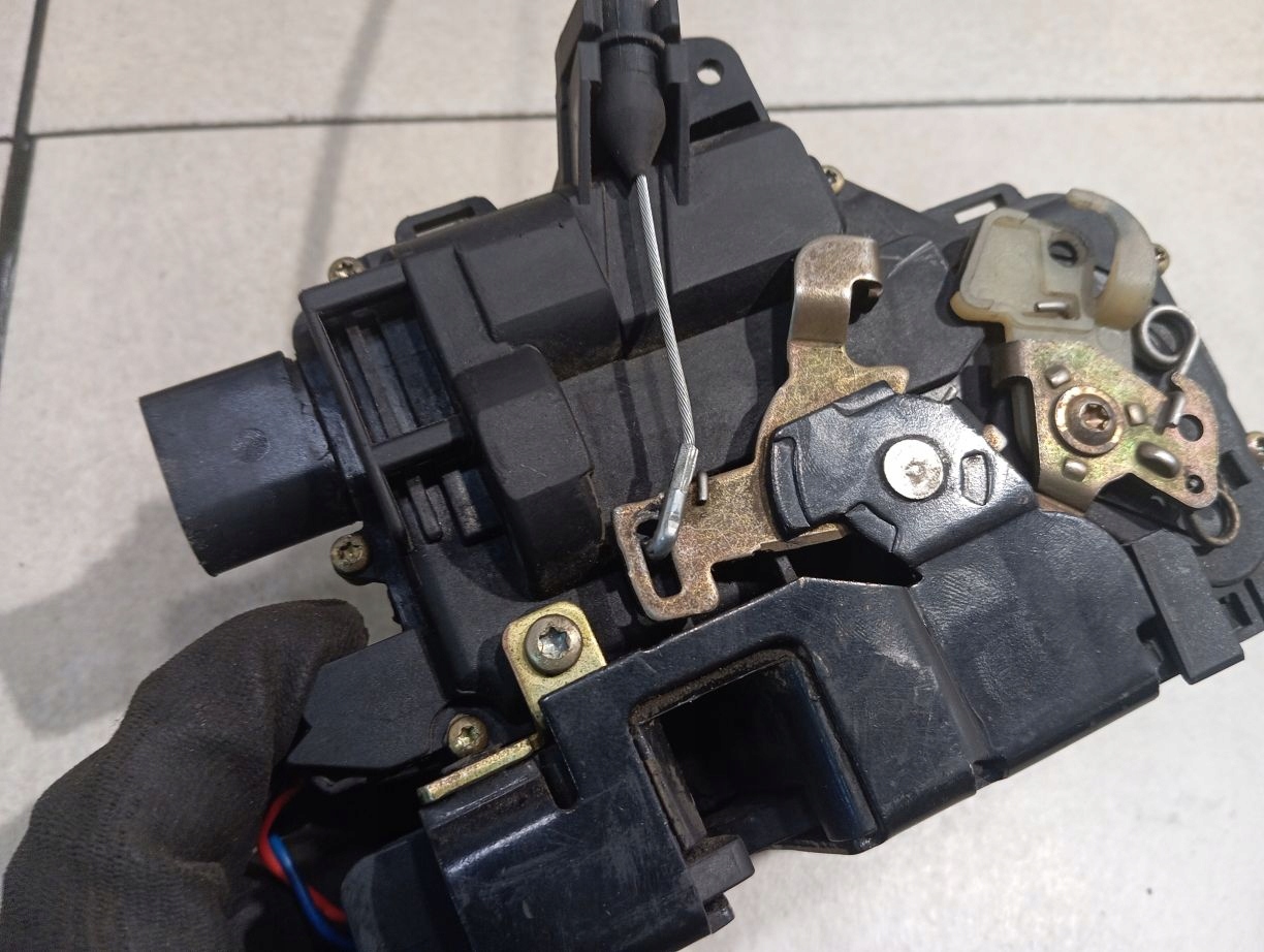 lock door right front SKODA OCTAVIA and 1.9 TDI 8pin