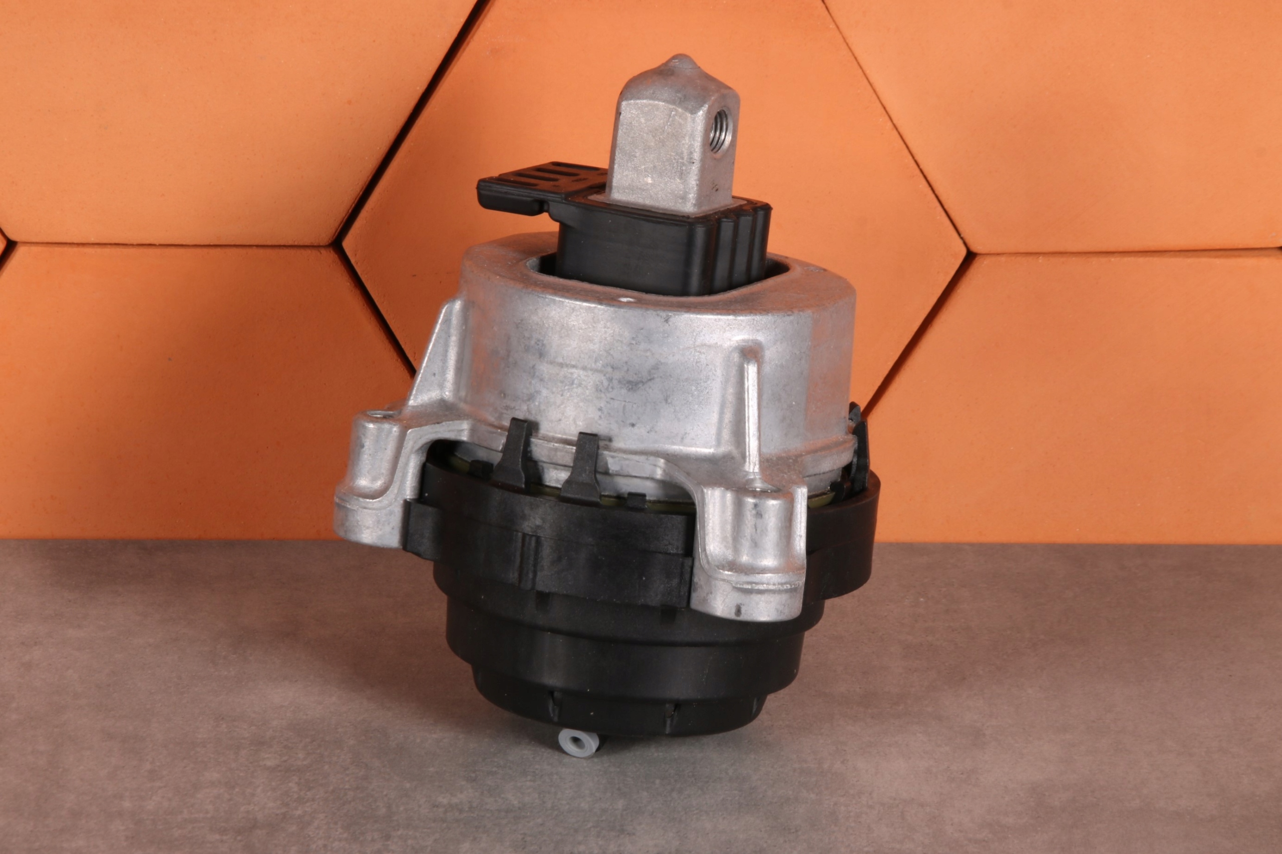BMW G30 G31 B47 B47B B47D B47F XD5O engine mount left 8482771 25 km !!!