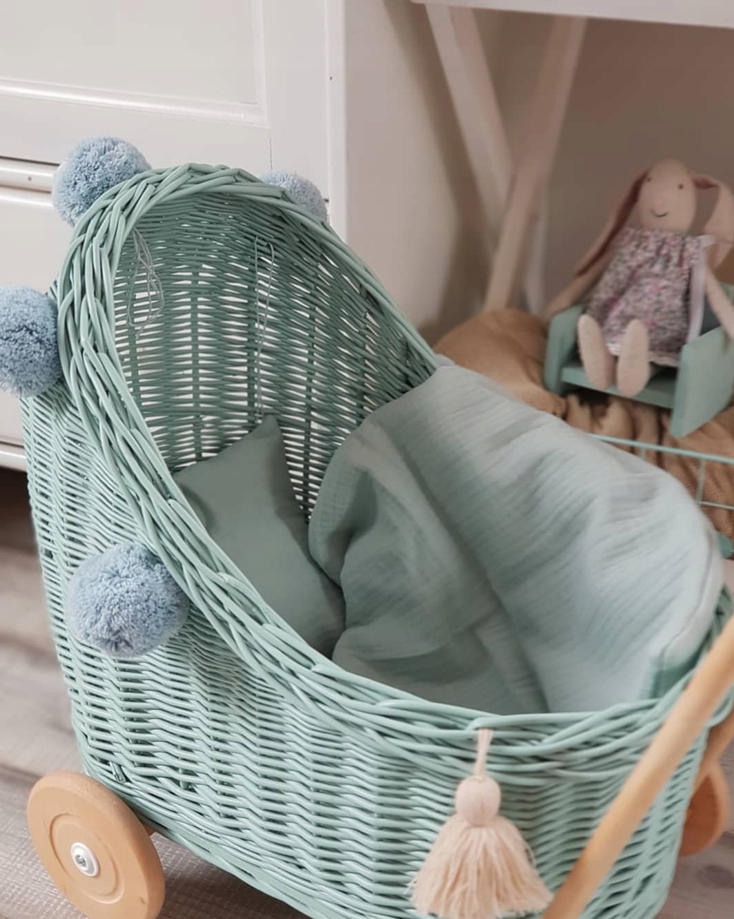 POŚCIEL MUŚLINOWA DLA LALEK DO WÓZKA JASNA MIĘTA Bohater brak