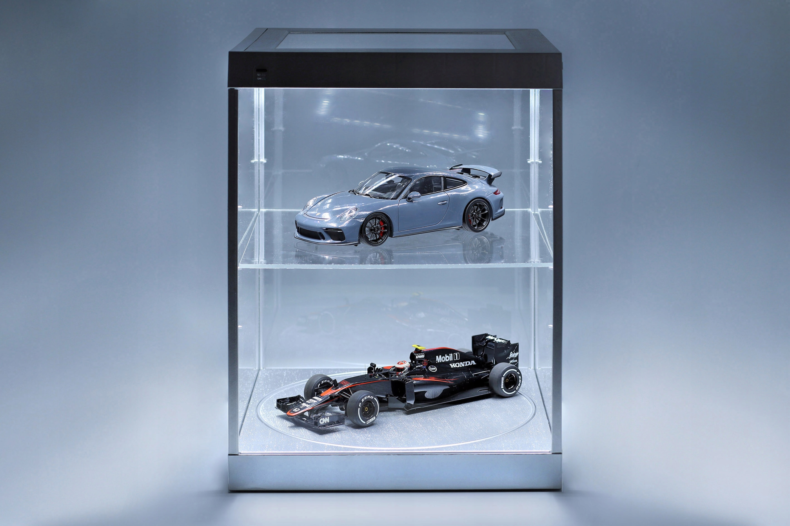 TRIPLE9 Vitrína 2-POZ.DO Modelů 1:18 otočná Stříbrná