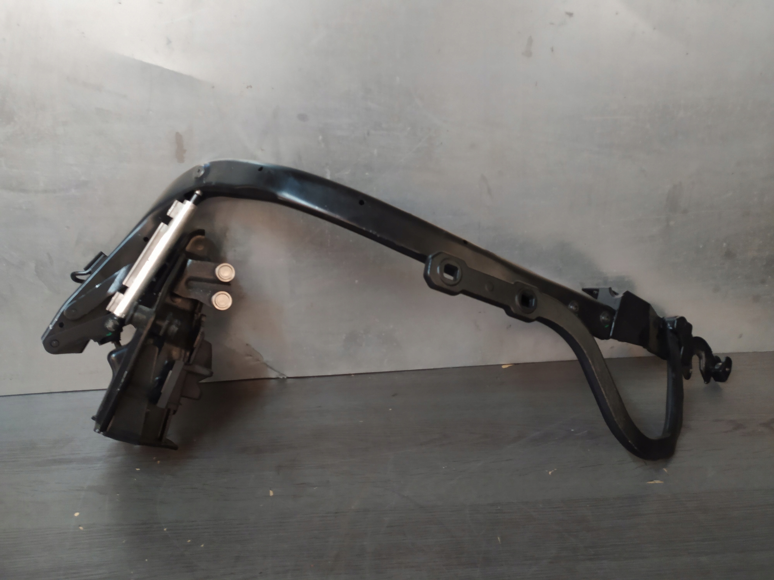 1037409 - BMW E93 механизм петля люка крыши П