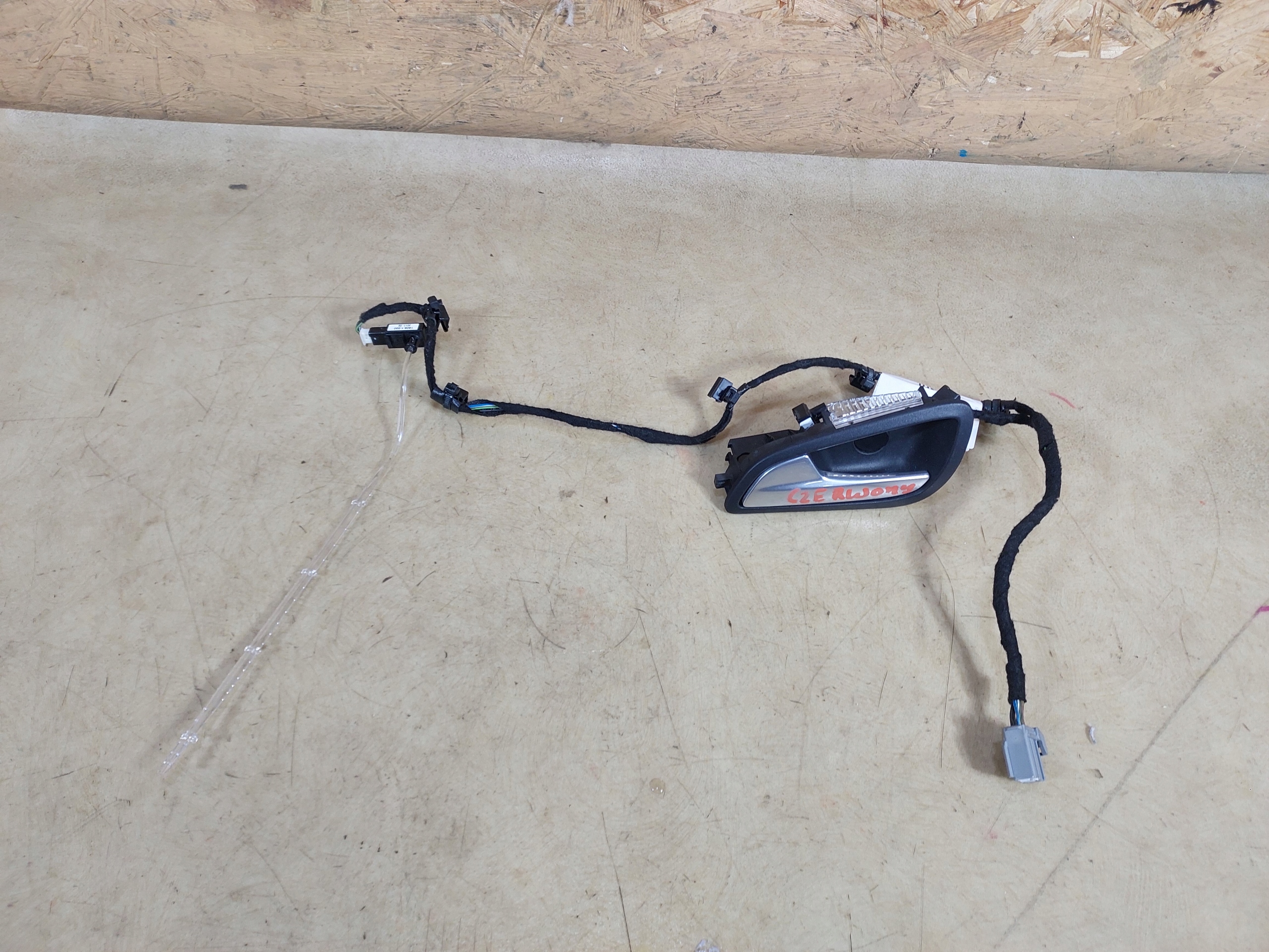 FOCUS MK3 KLAMKA LEWY PRZÓD PODŚWIETLENIE LED CZERWONY