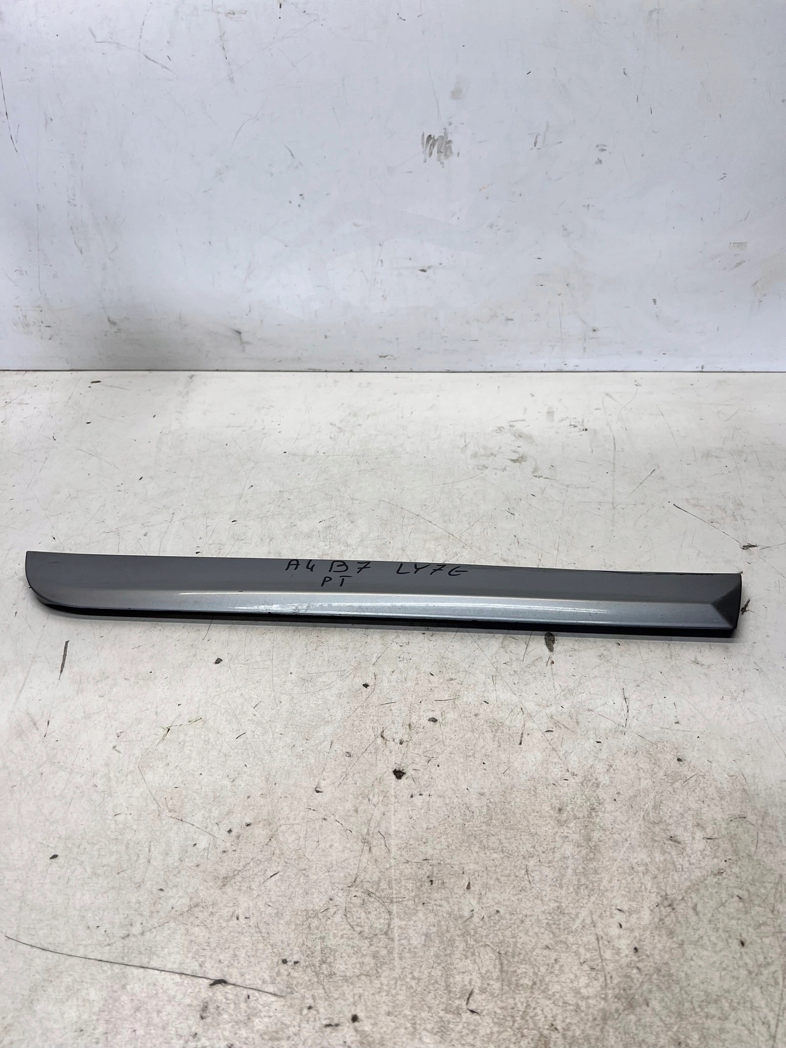 moulding door lower right rear part AUDI A4 B7 LY7G