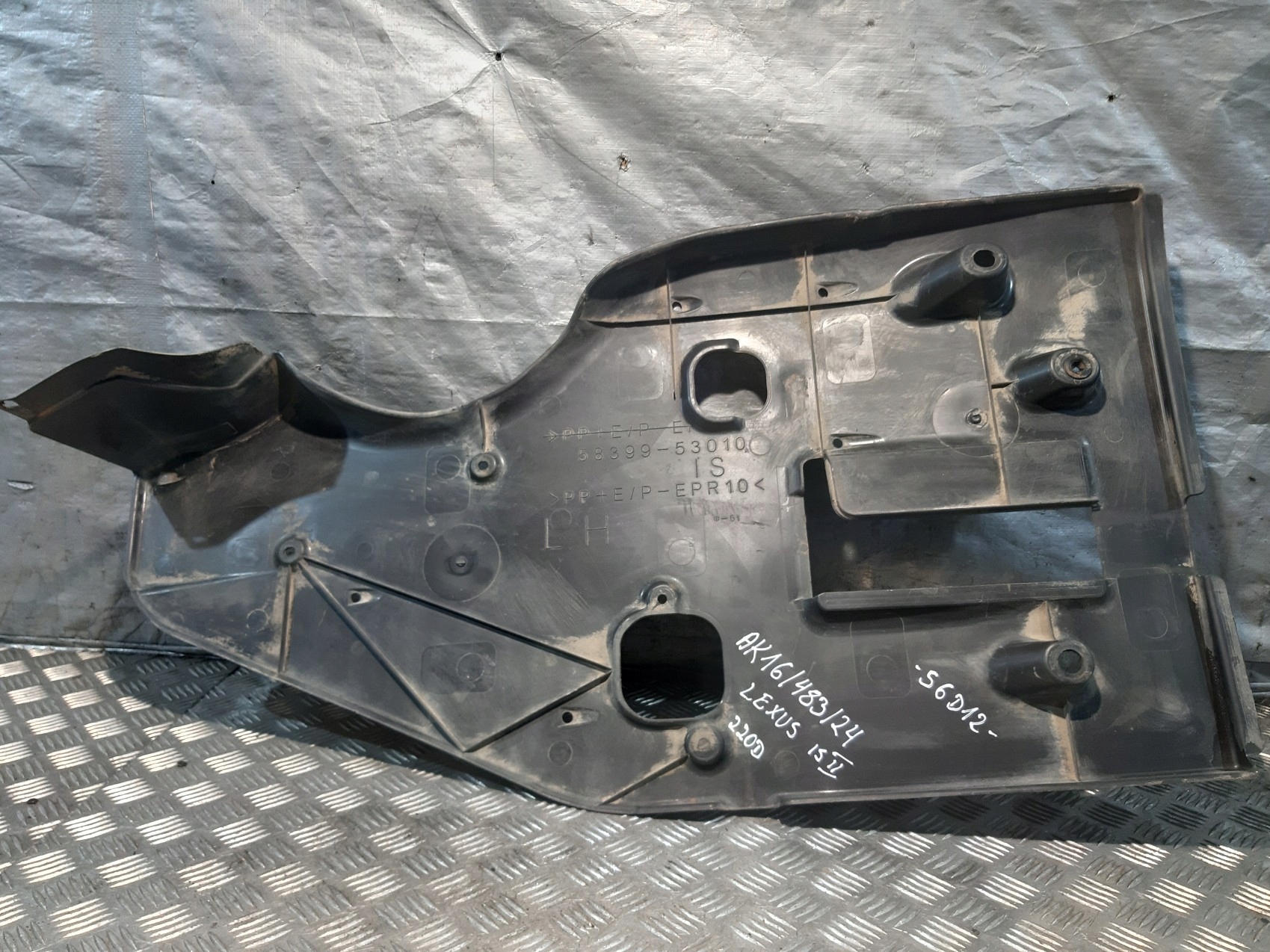 Lexus IS II 220D cover chassis floor left 5839953010