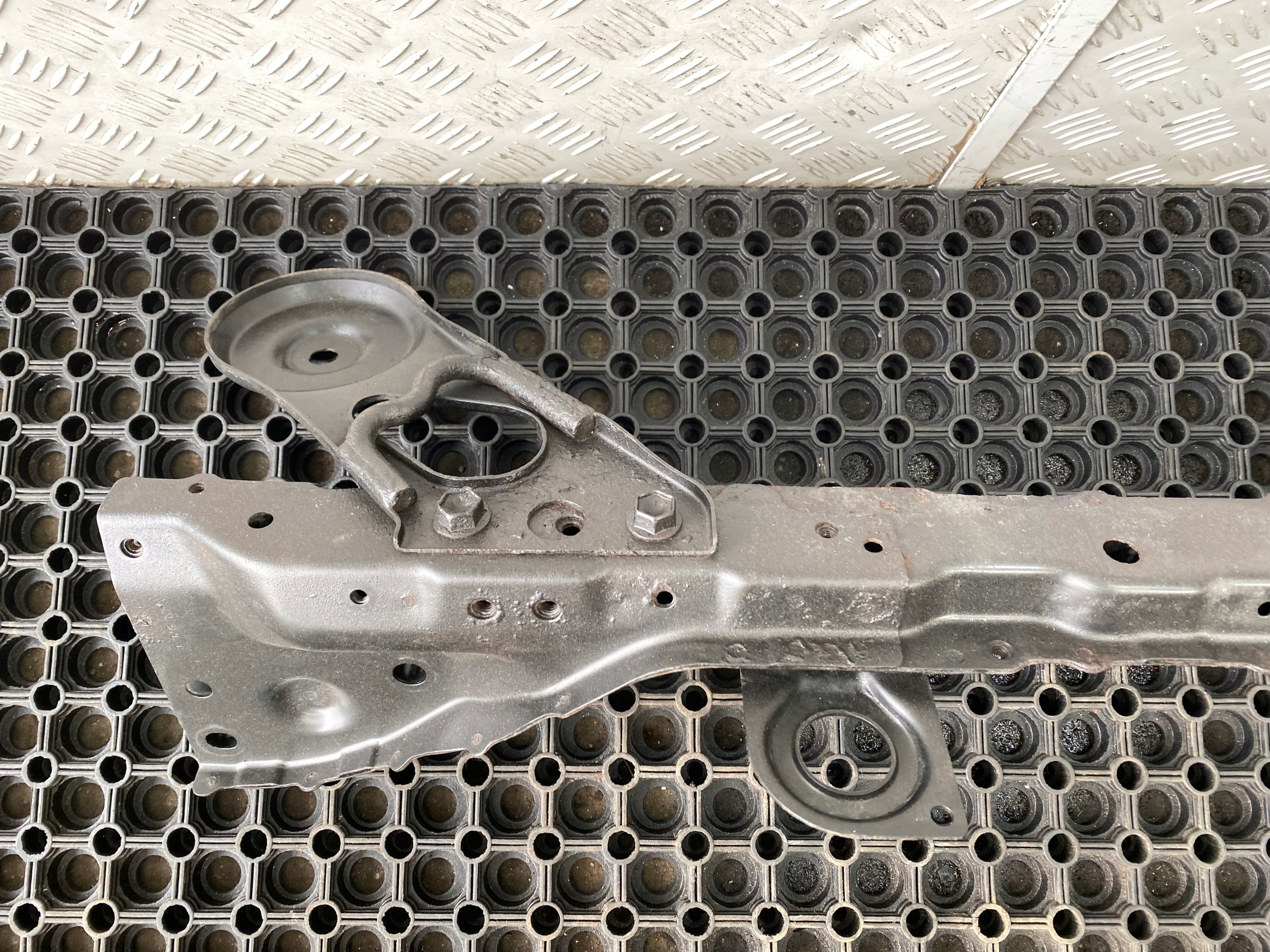 SUZUKI KIZASHI 09-14 radiator stiffener lower pillar OE
