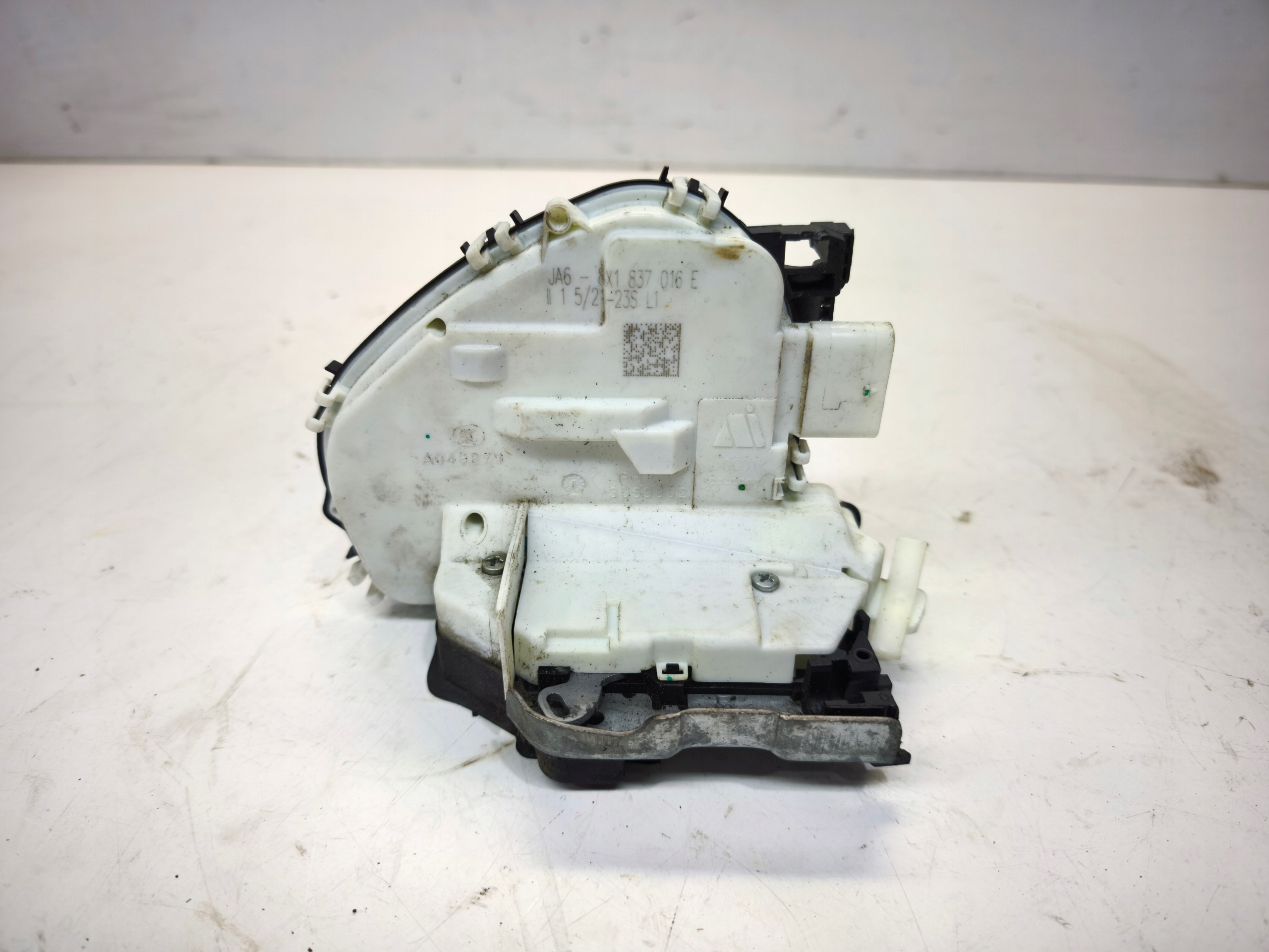 lock door right front AUDI A1 8X A4 B9 A5 8X1837016E 6 PIN