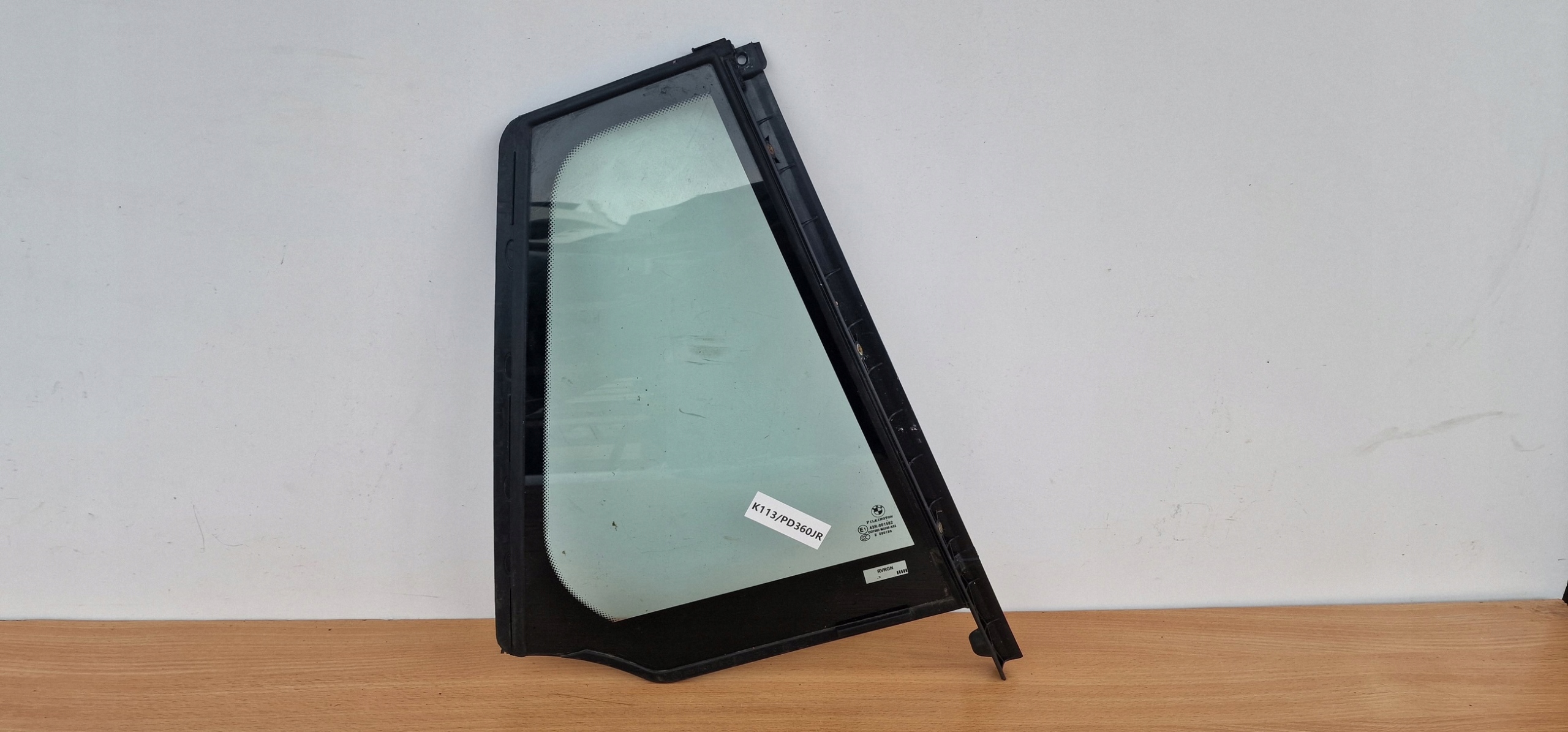 E000199 - BMW 5 универсал F11 стекло двери п зд малое