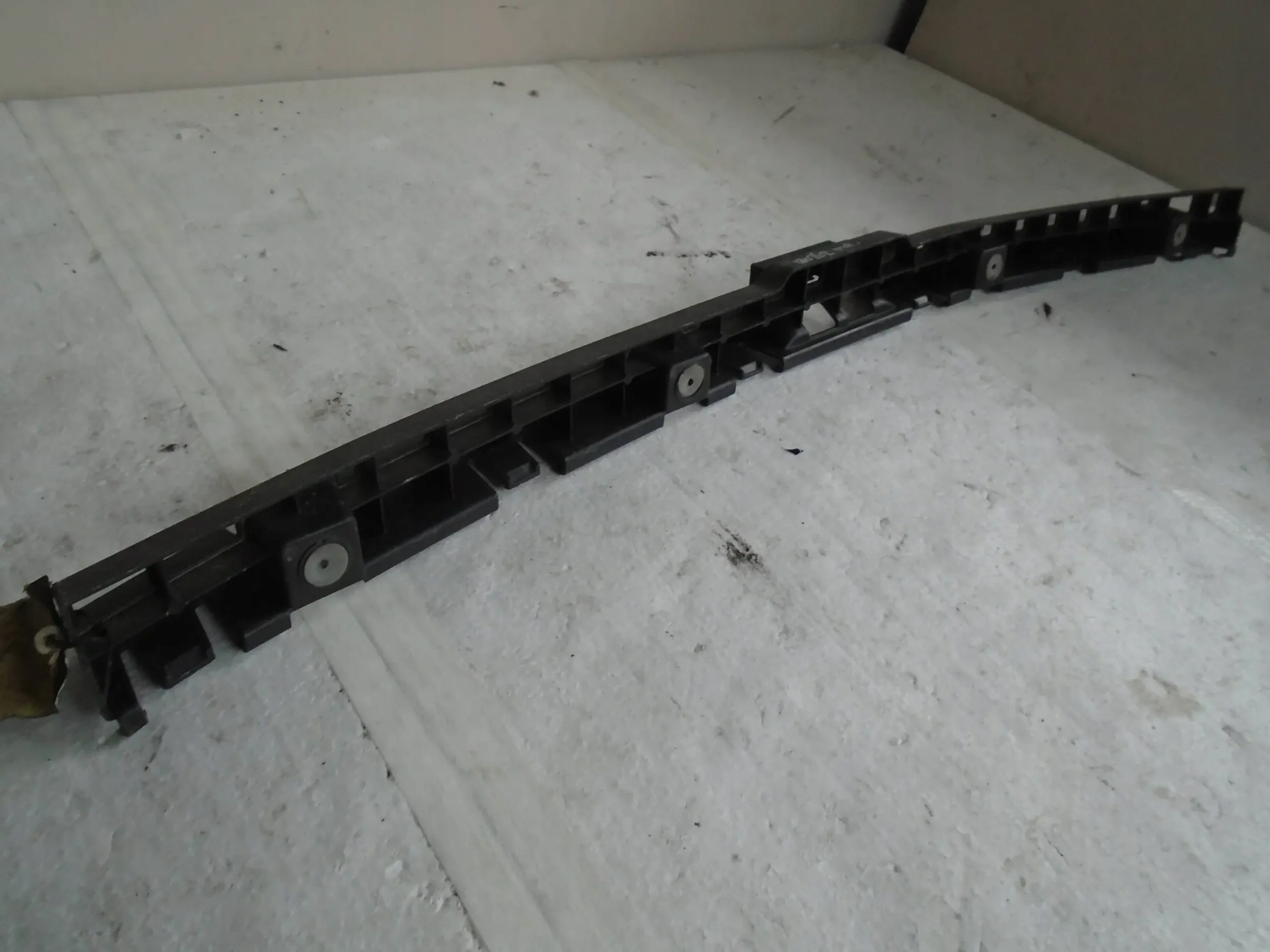 bumper bracket rear part central 22820091 Opel Ampera