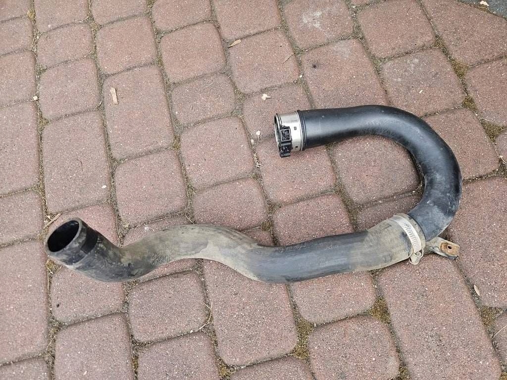 trouba hadice intercoolera 1.3D 1.3CDTI chladiče 2009802B Opel Corsa E 13403245