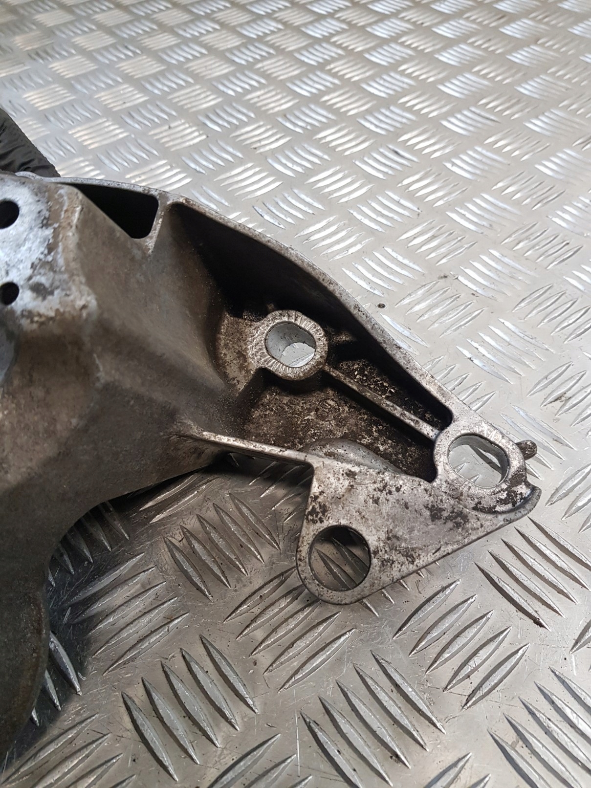 support holder of the engine left 4F0199351S AUDI A6 C6 3.2 V6