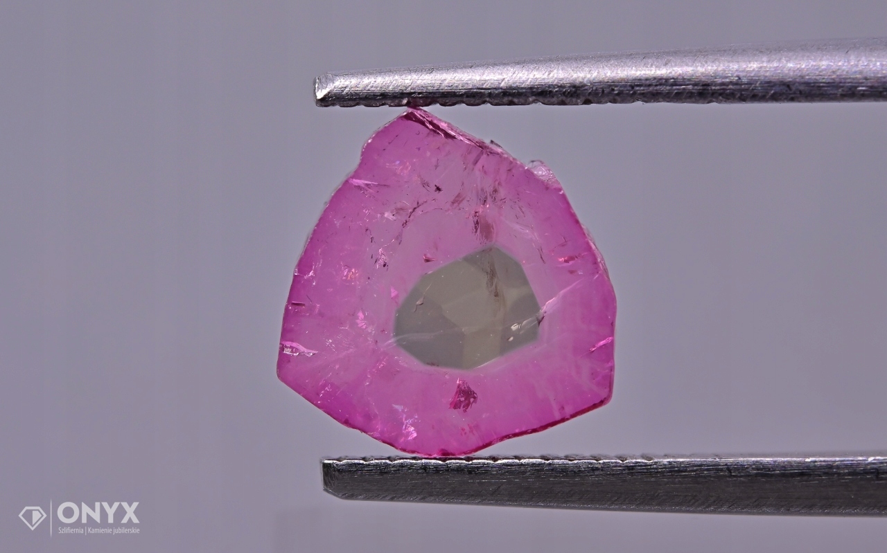 Turmalín nepravidelná deska 8x7,5 mm