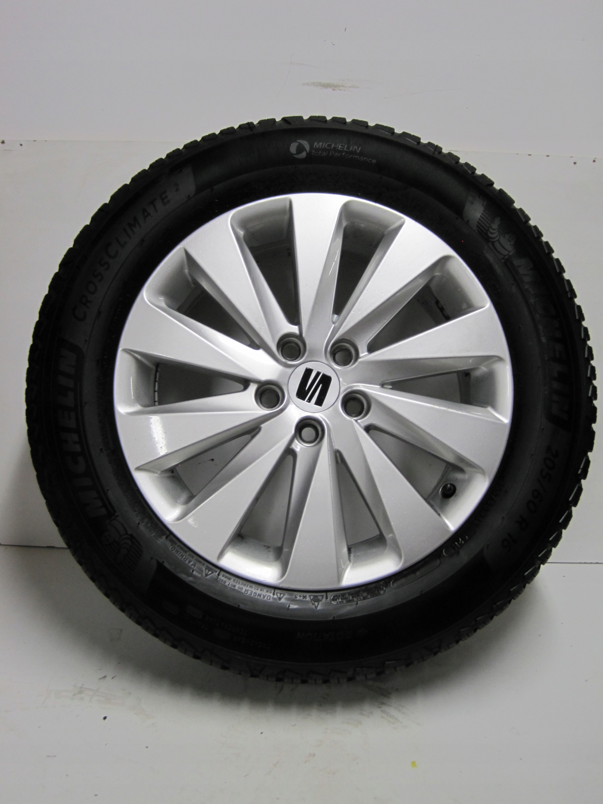 wheels discs tyres SEAT ARONA R16 6F9 M+S 5MM