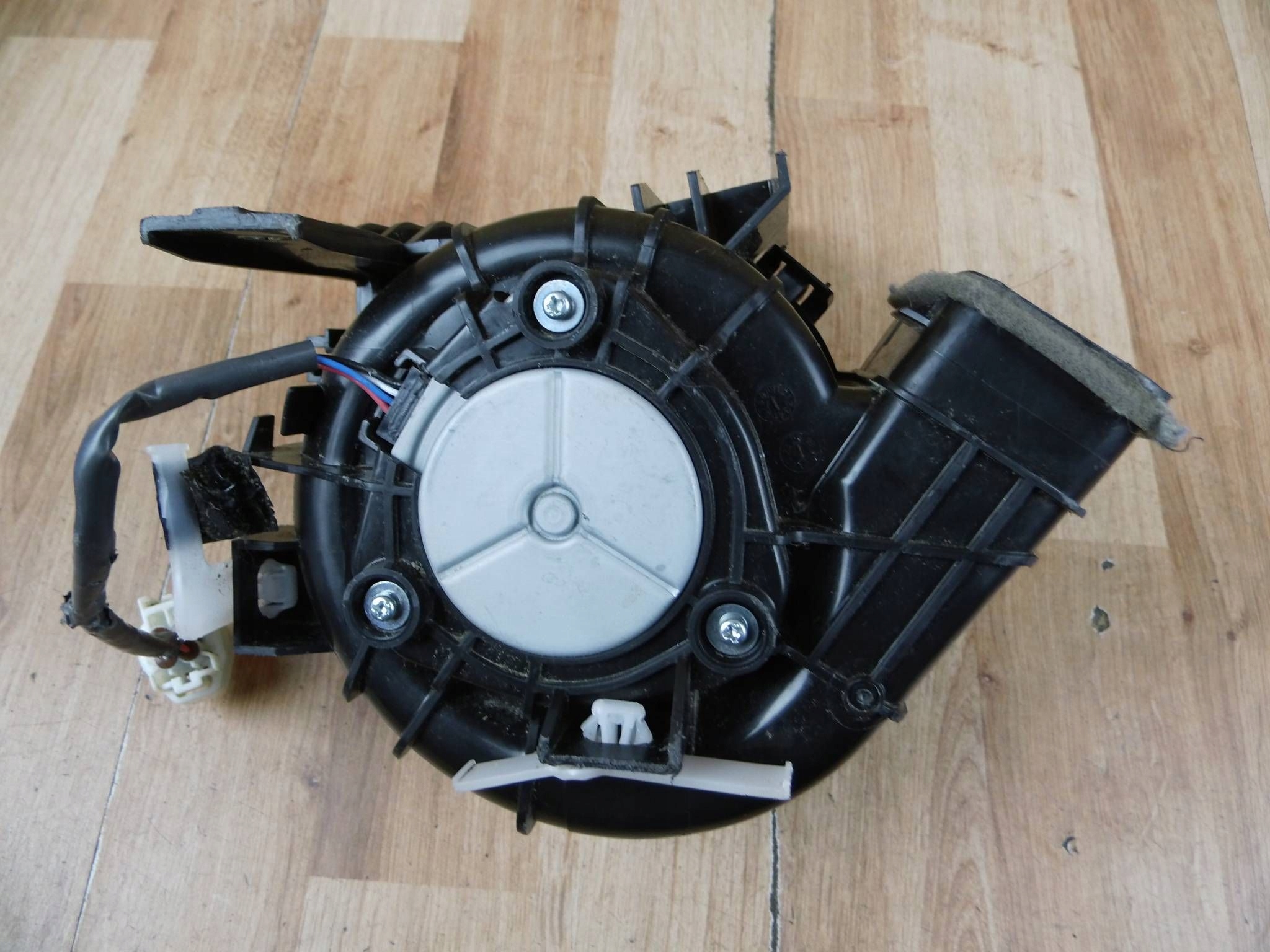 Toyota C-HR CHR ventilátor baterii