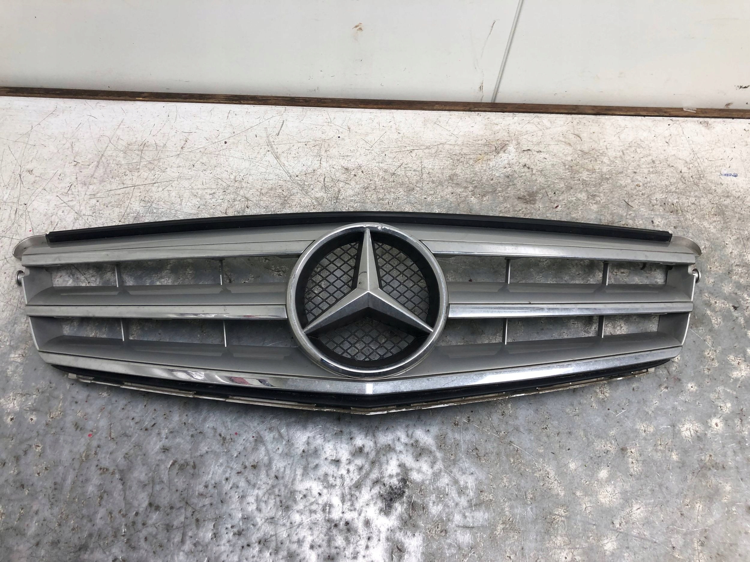 Mercedes-Benz C-Klasse W204 Kühlergrill FRONTGRILL Kühlergitter A2048800023 - Thumbnail 1