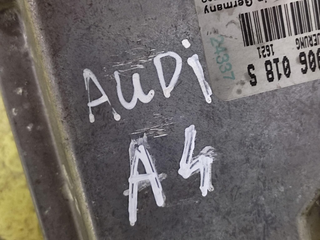 AUDI A4 B5 bedienteil des motors 0281001721
