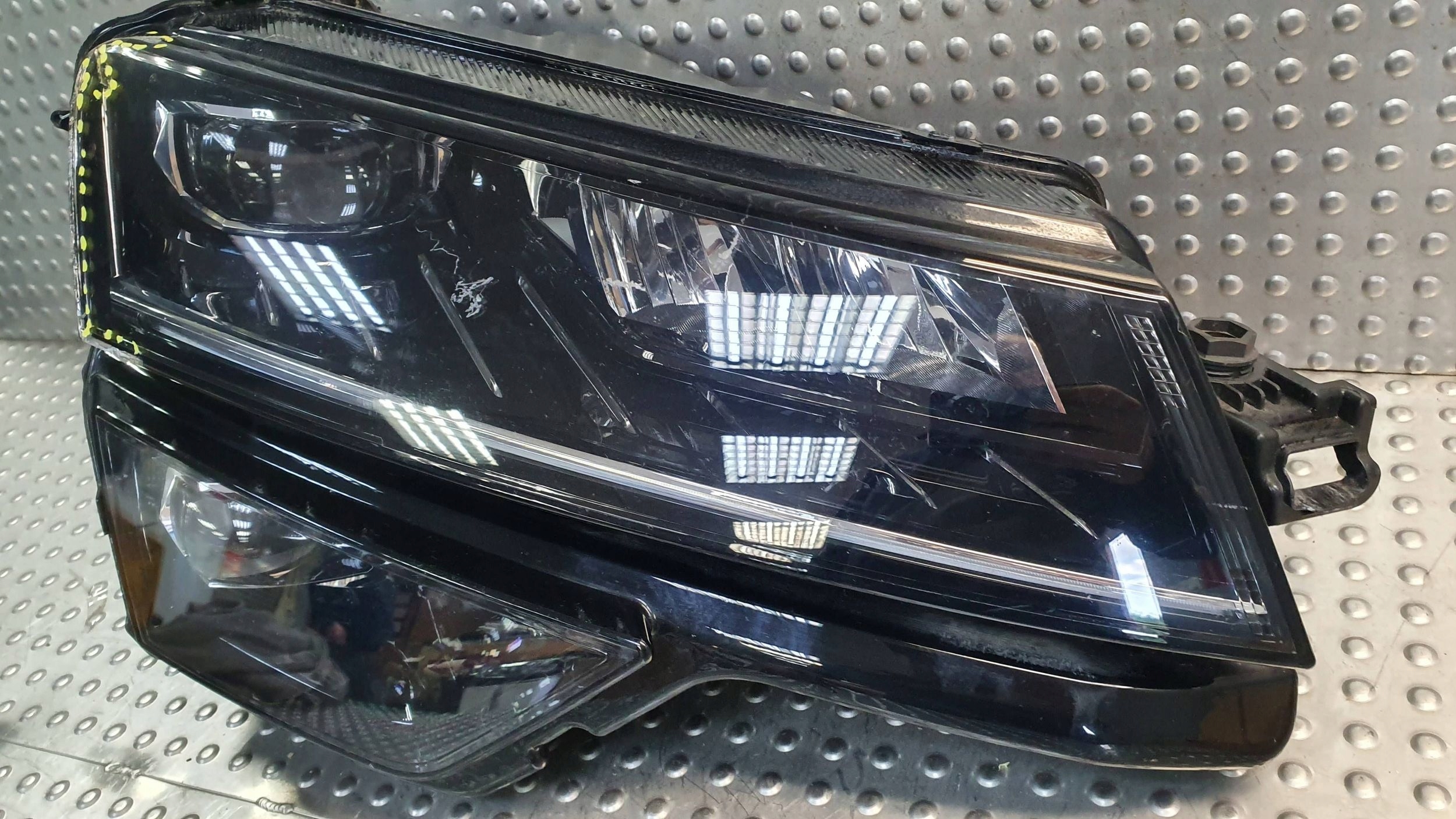 light front right SKODA KAROQ 57B941016F 17