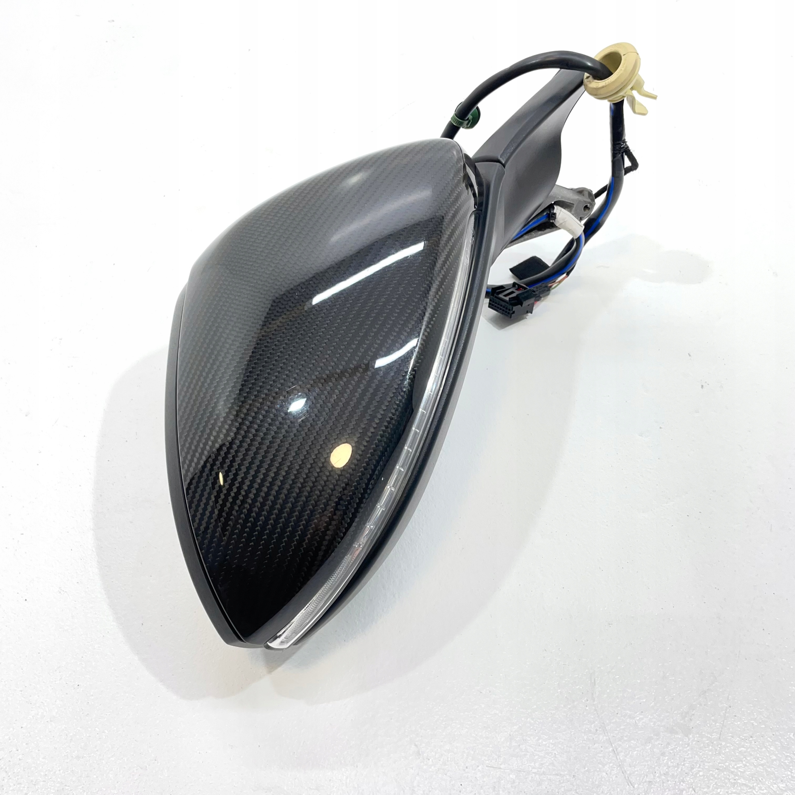VW GOLF 7 R LIFT LUSTERKO PRAWE CARBON 13+2PIN Strona zabudowy prawa