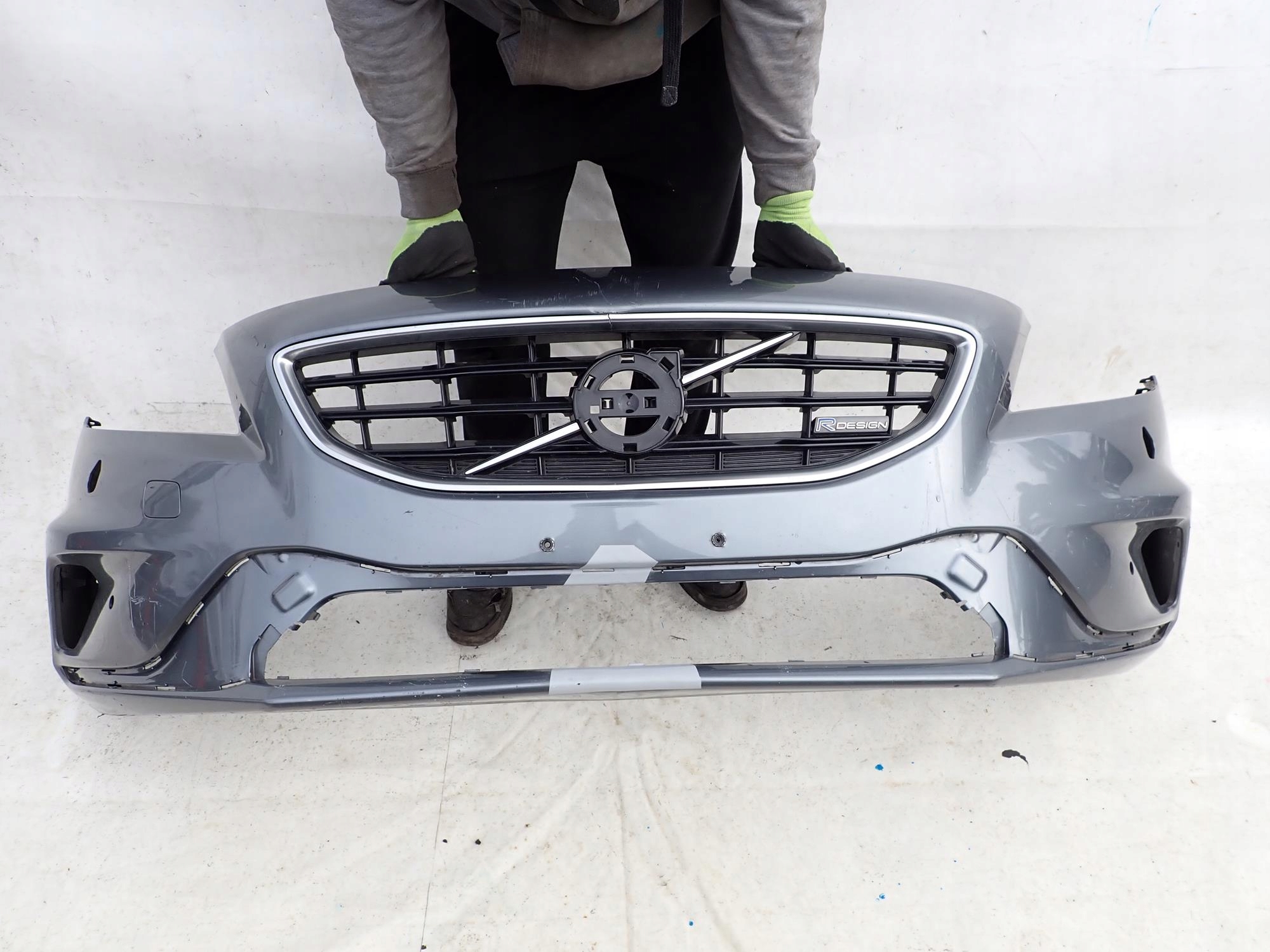 VOLVO V40 R-design 12-19 bumper front washer PDC