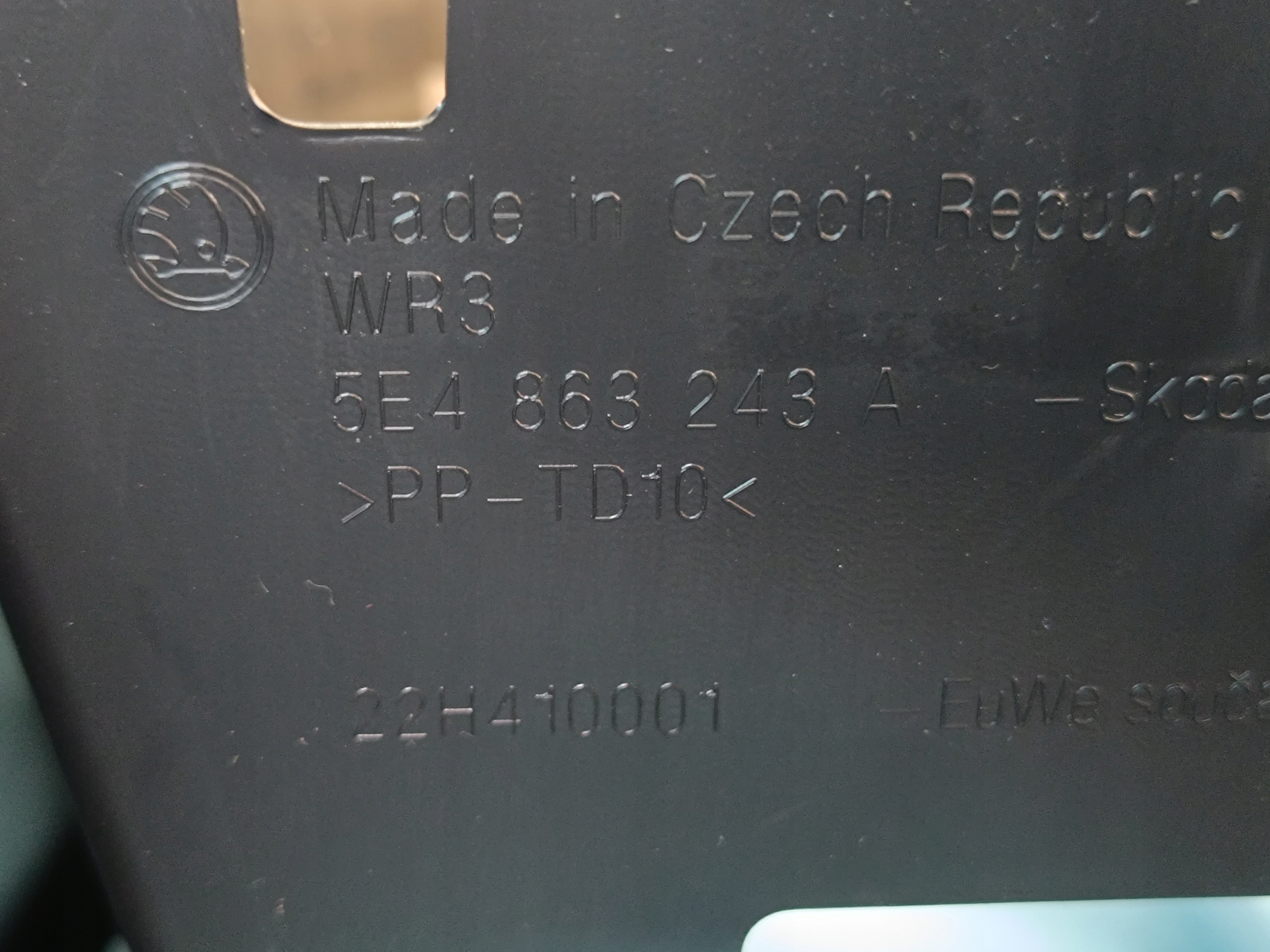 SKODA OCTAVIA IV 1,5 110KW 2021R тунель середина 5E4863243A