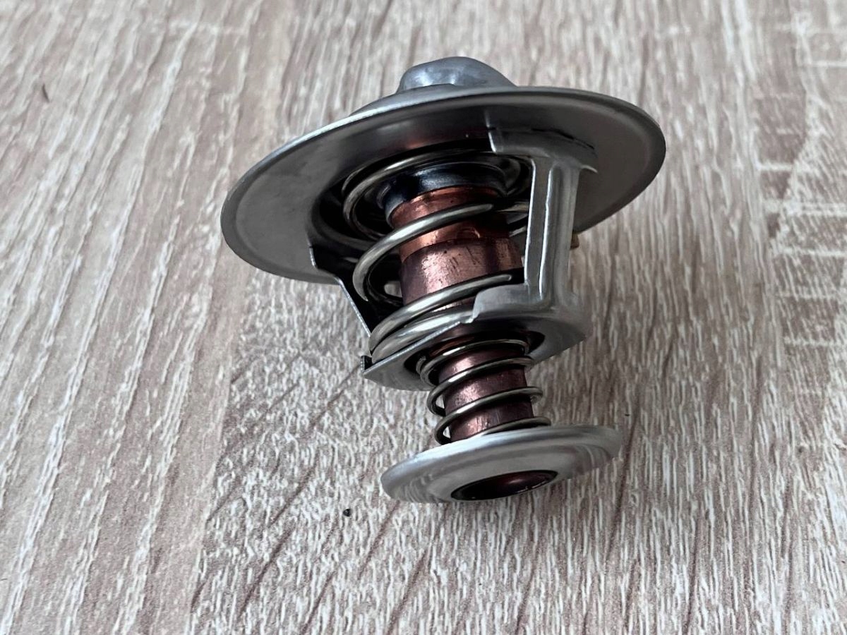 TERMOSTAT SILNIK JCB Perkins ZAM 2CX 3CX 02/100192 Producent części JCB