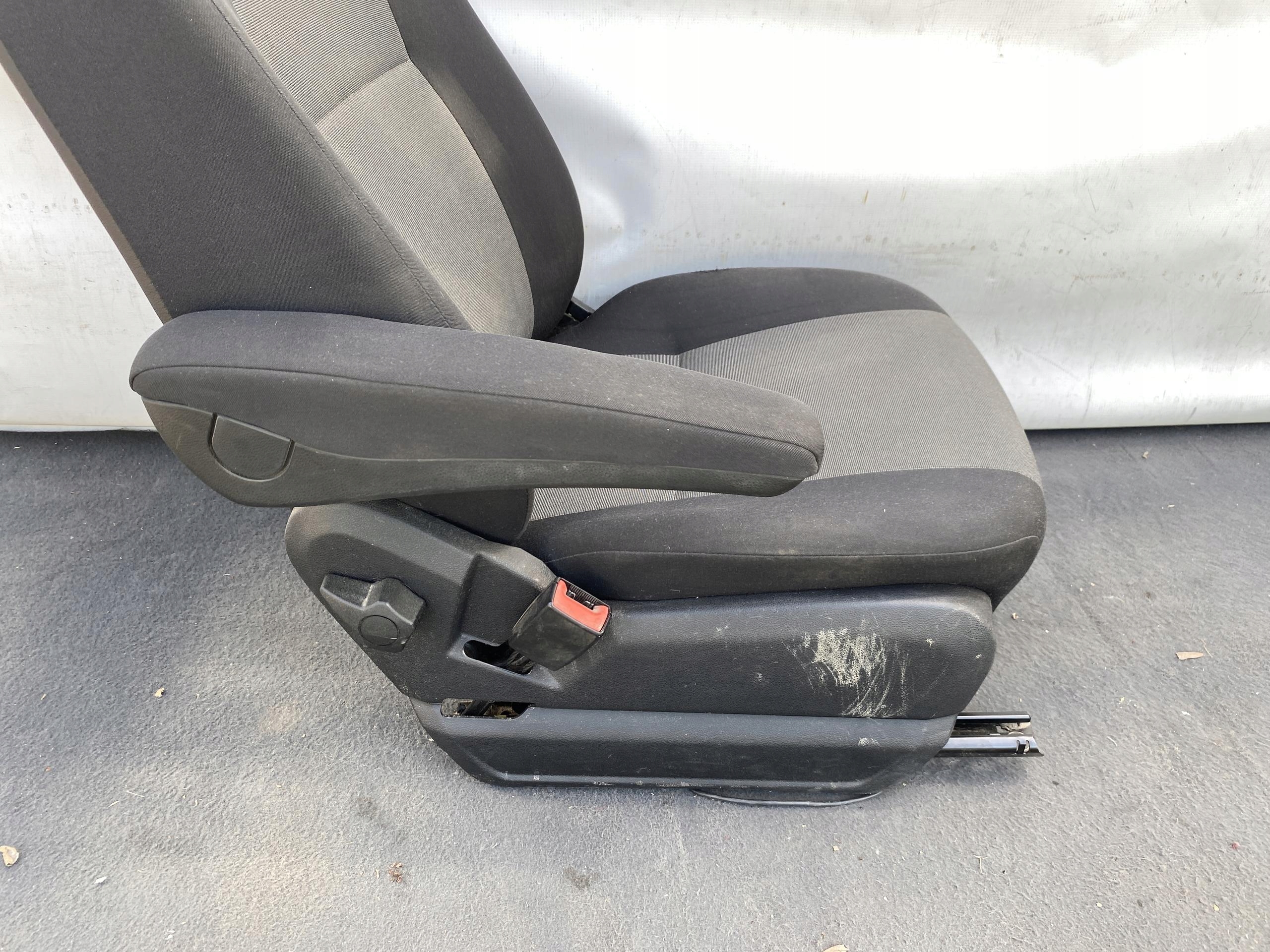 SPRINTER 906 VW CRAFTER 06- seat front driver´s left Z PODLOKIETNIKIEM