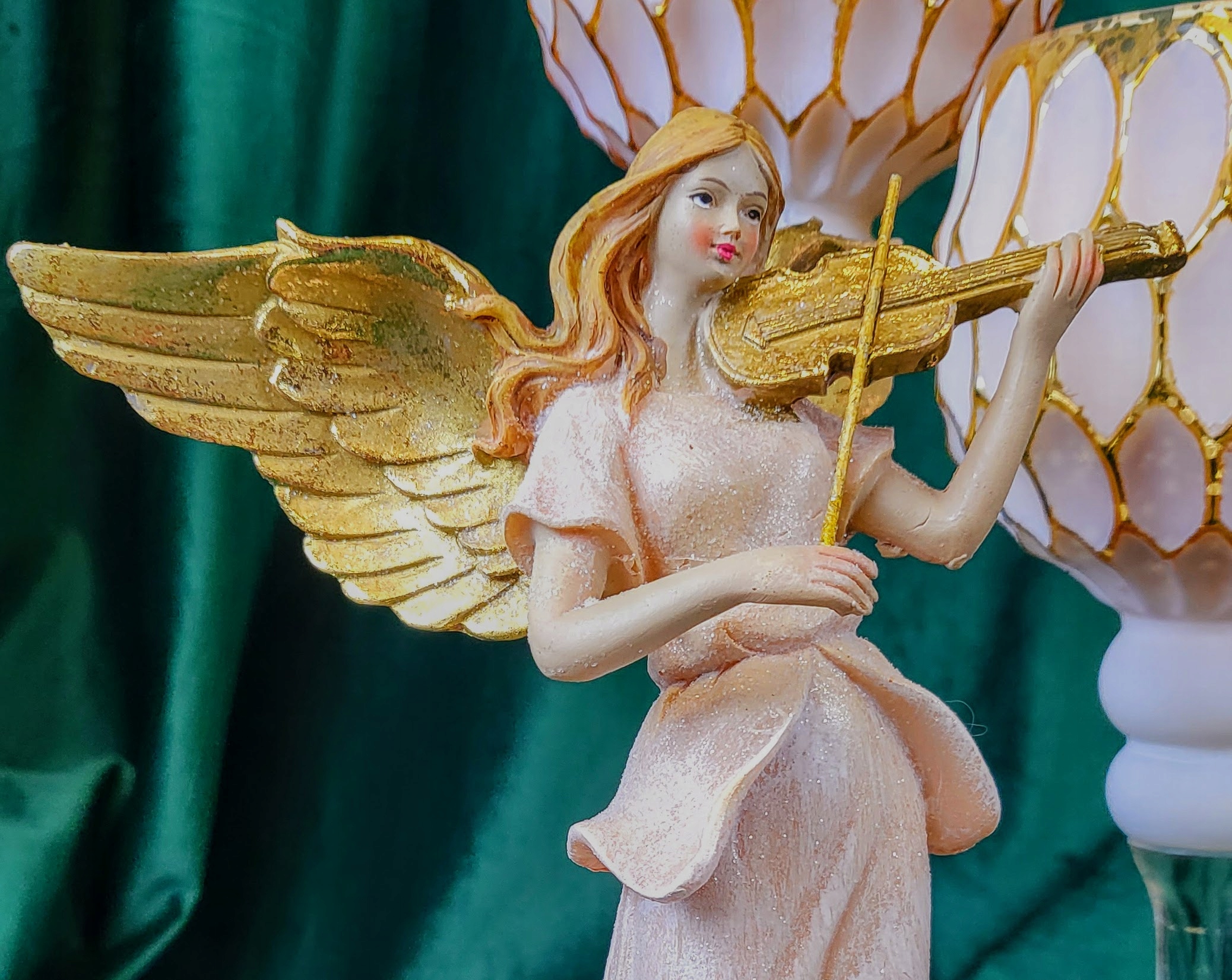 FIGURKA ANIOŁ ZE SKRZYPCAMI DWA WZORY Szerokość produktu 20 cm