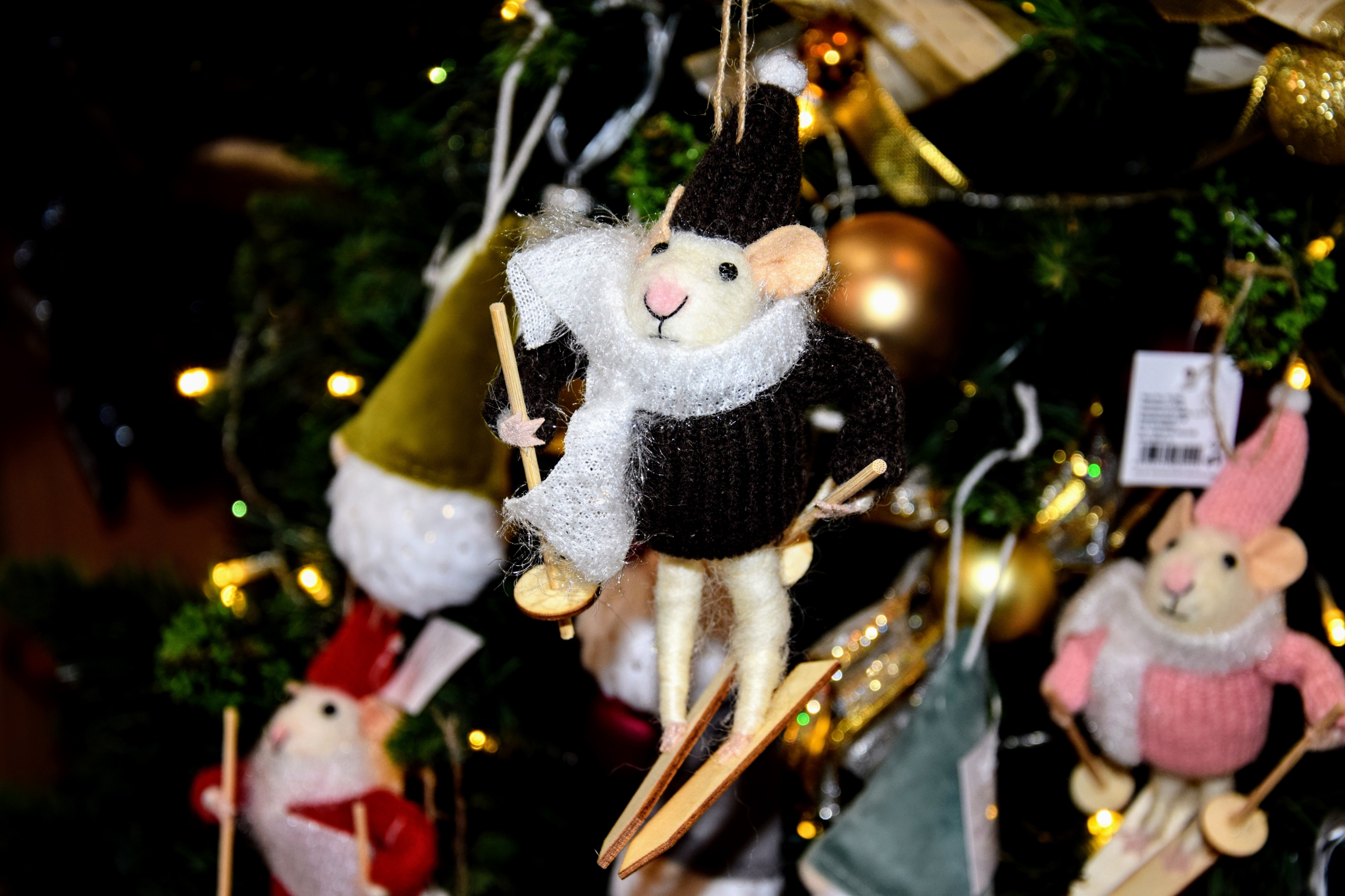 OZDOBA CHOINKOWA MYSZ NA NARTACH CZARNO-BIAŁA 11CM Motyw zwierzęta