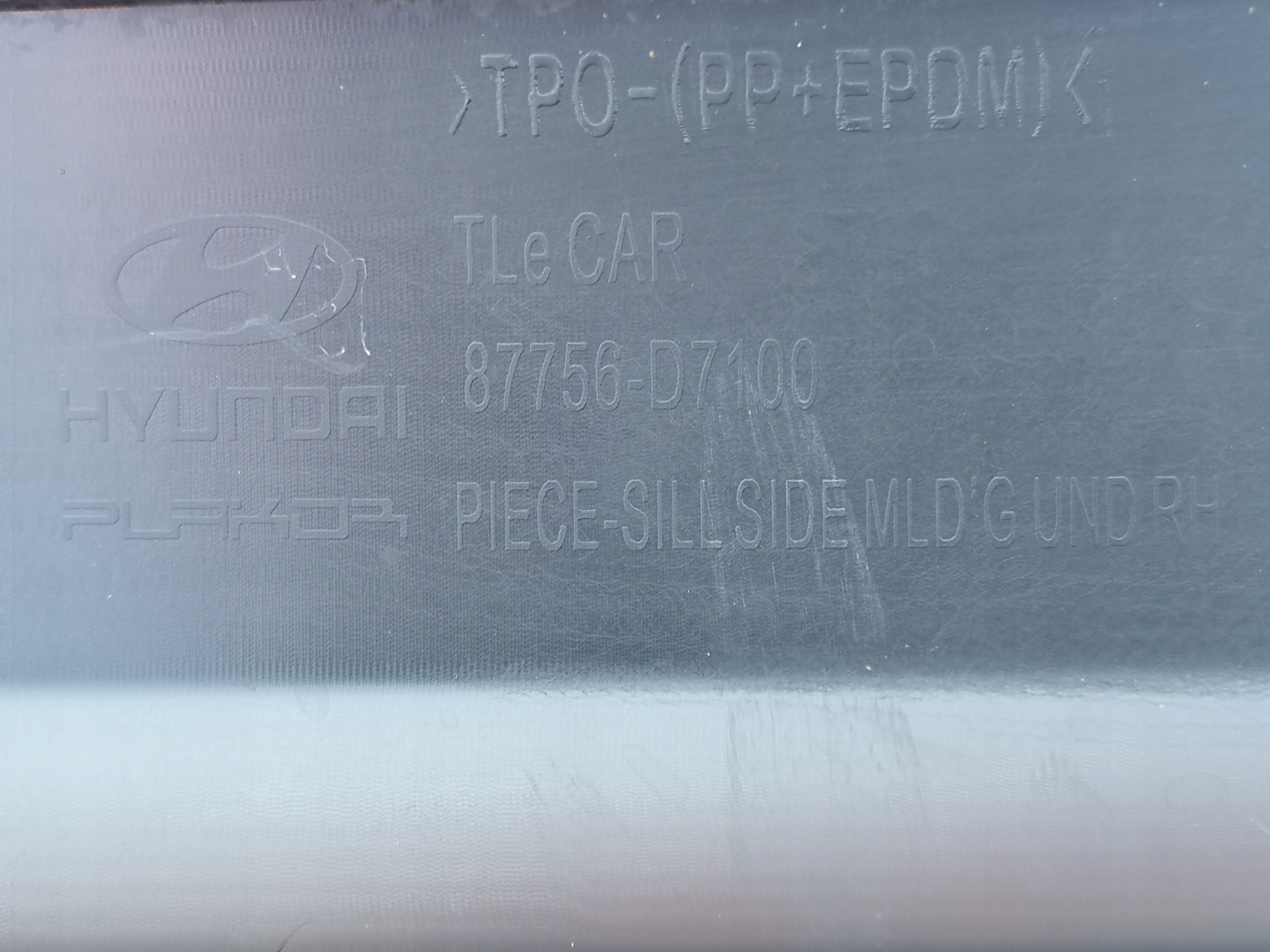HYUNDAI TUCSON MK3 moulding cap threshold right