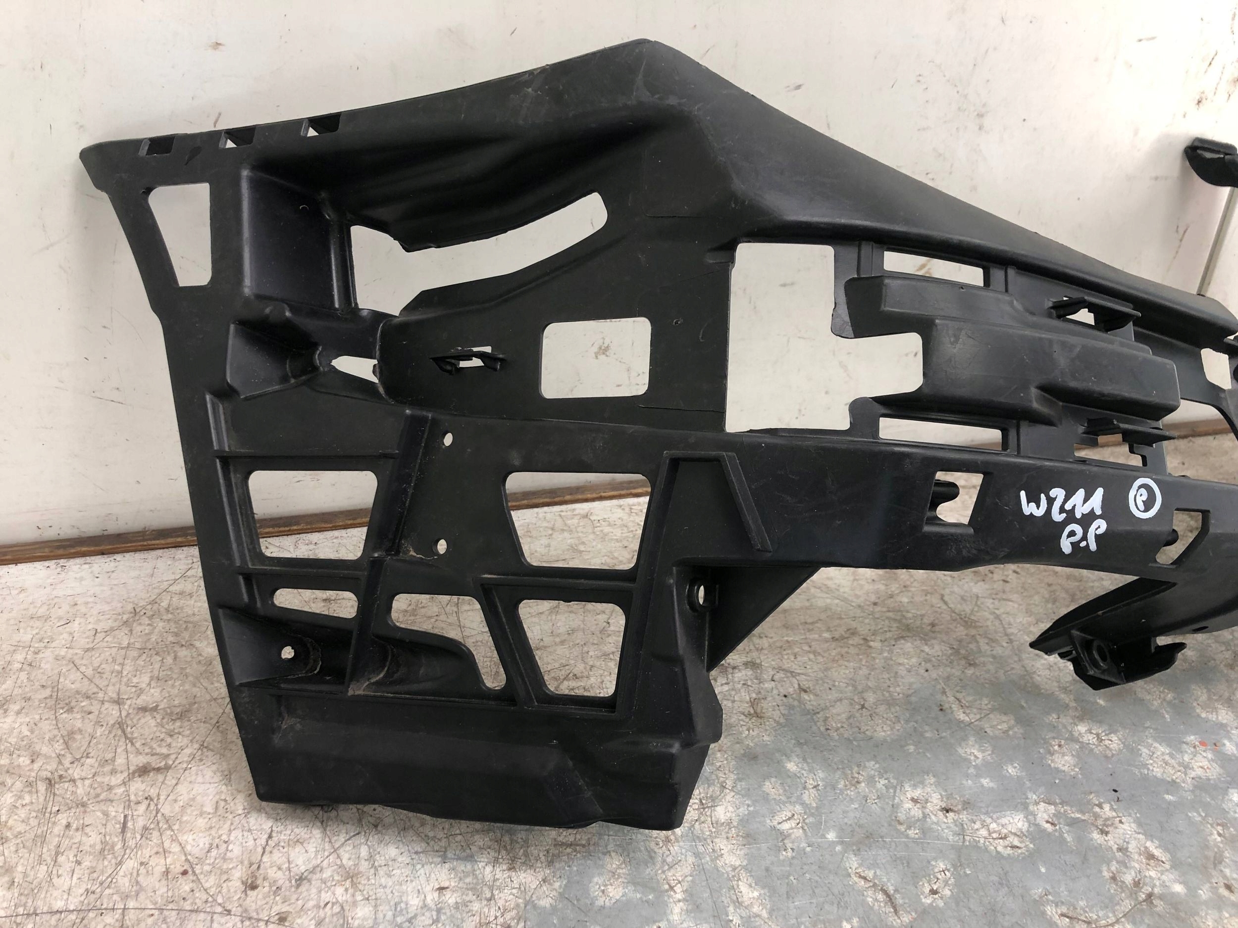 bumper bracket right front MERCEDES W211 A2118800652