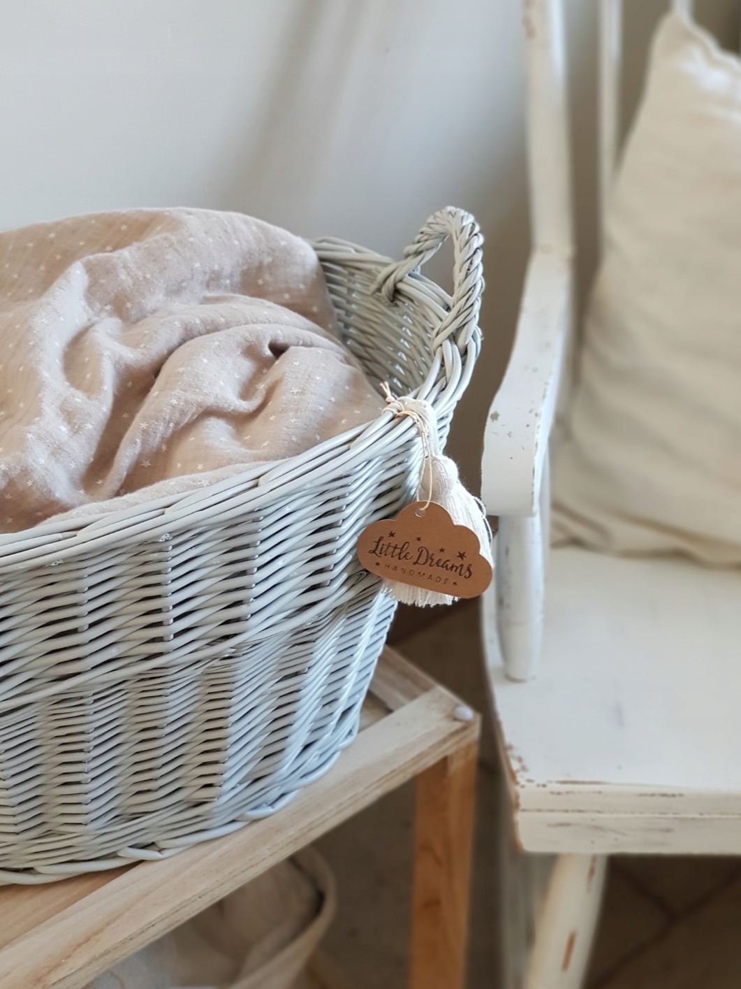 KOSZ WIKLINOWY OWALNY NA ZABAWKI JASNY SZARY Bohater brak