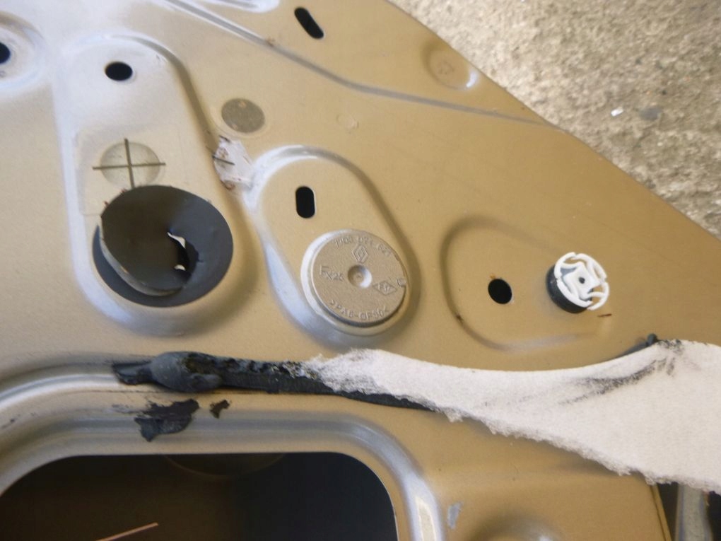 DACIA DUSTER 2 II 17- DRZWI PRAWE TYLNE Producent części Dacia OE