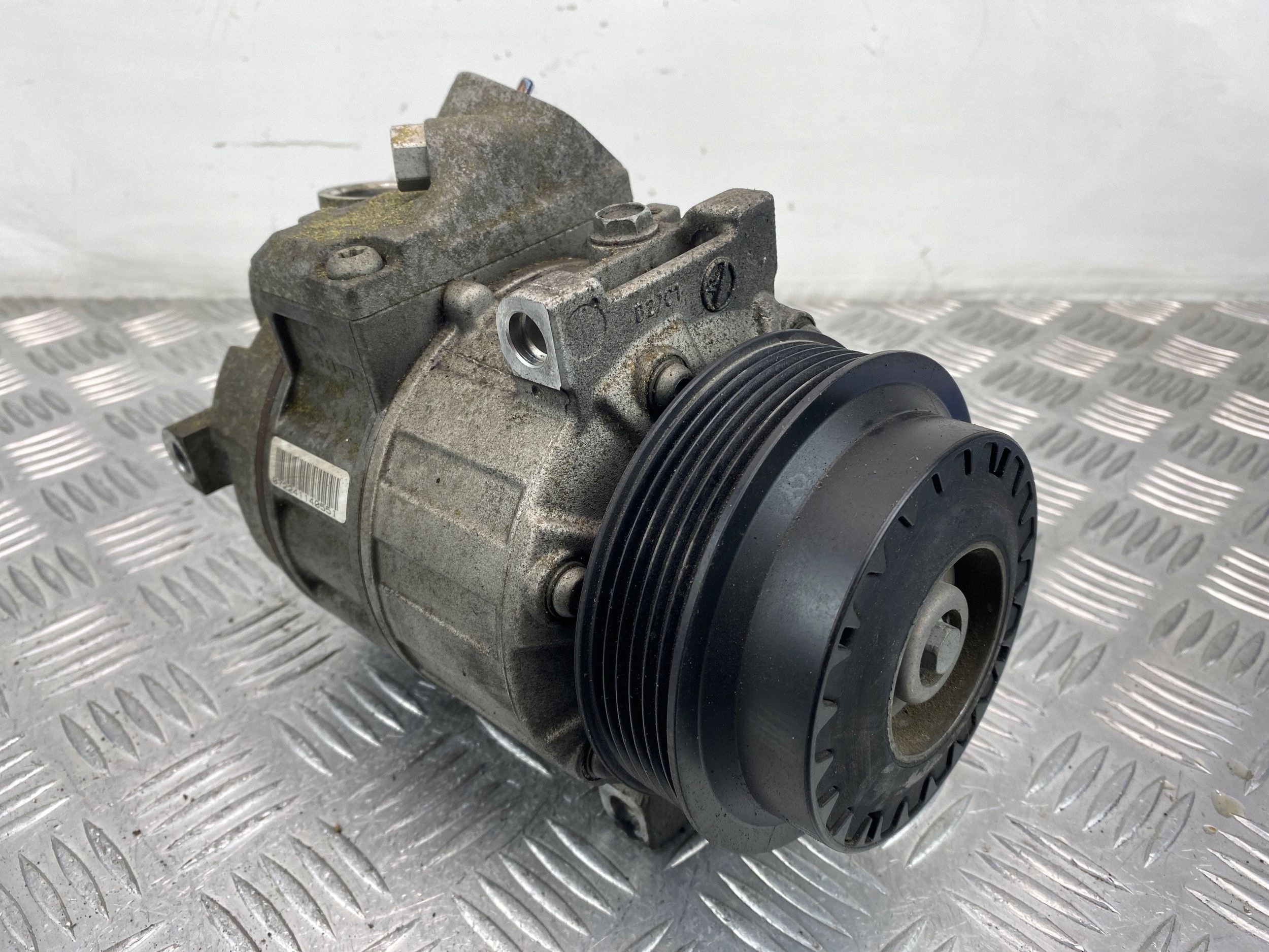 Mercedes E200 W212 1.8 CGI compressor; compressor of the air conditioning A0022304511