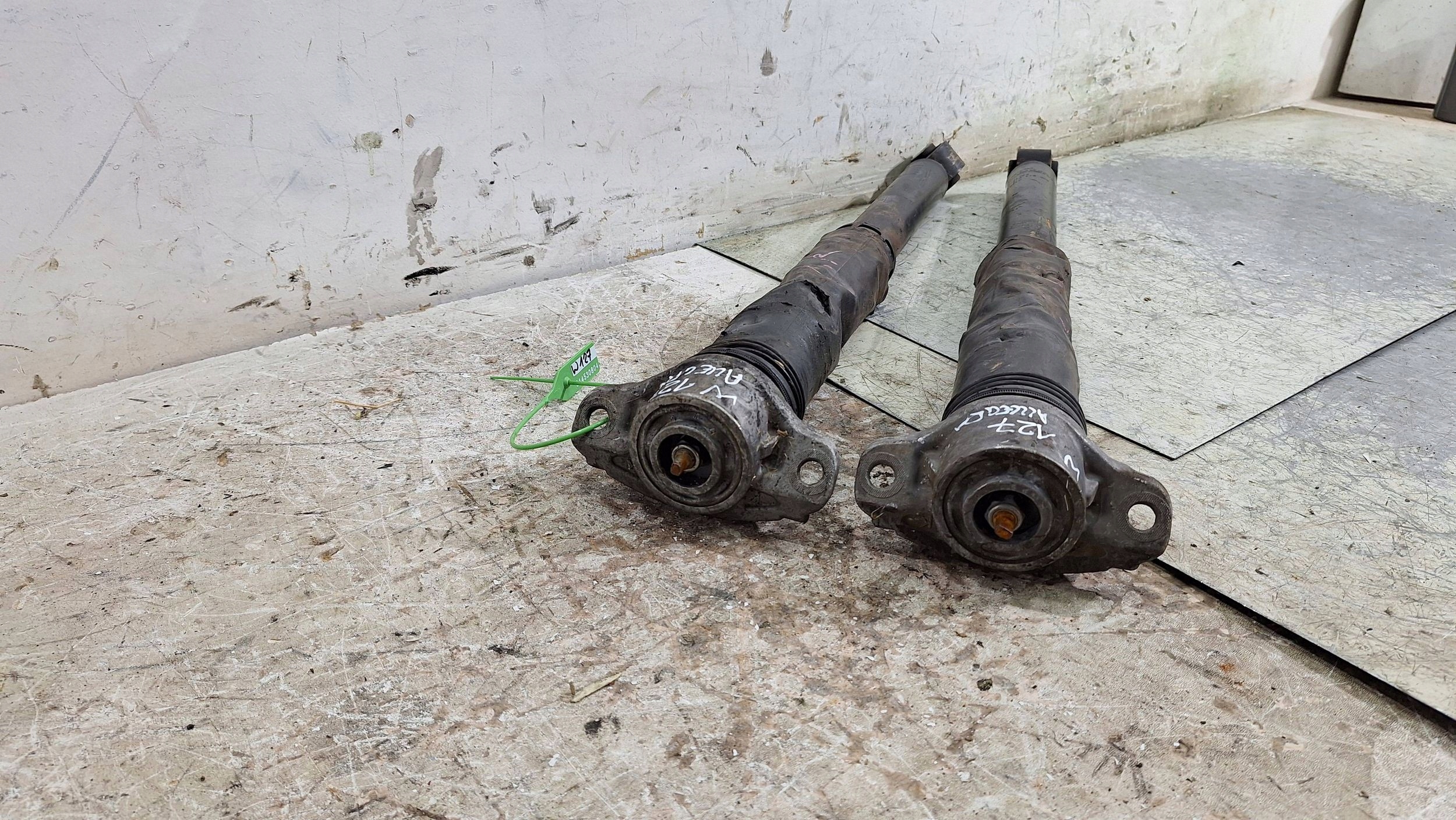shock absorber left right rear part KPL 5Q0513049HR VW T-ROC