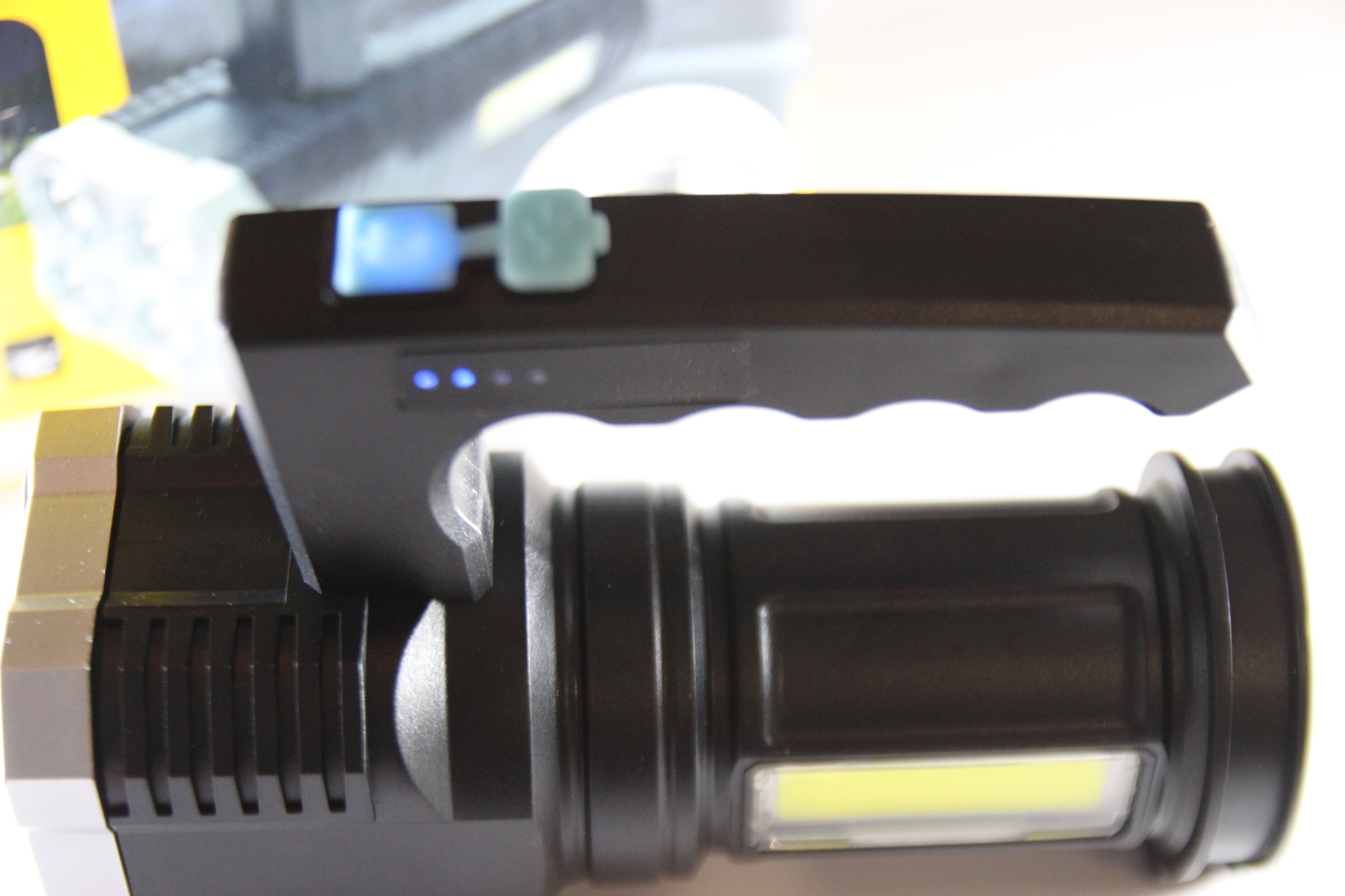 KEMPING SZPERACZ LATARKA AKUMULATOROWA LED 3W1 Kolor dominujący czarny