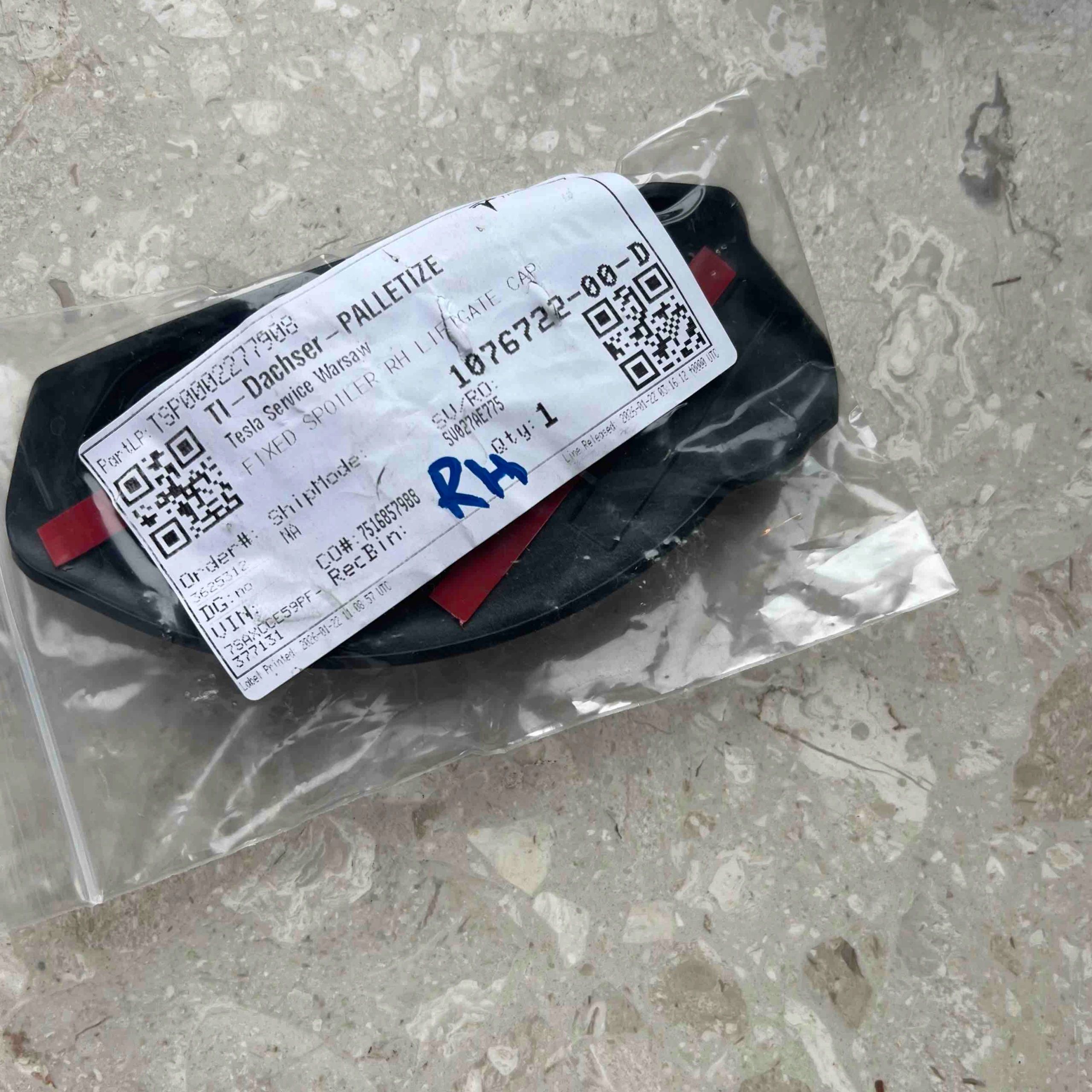 TESLA X holder console stand SPOJLERA right 1076722-00-D new