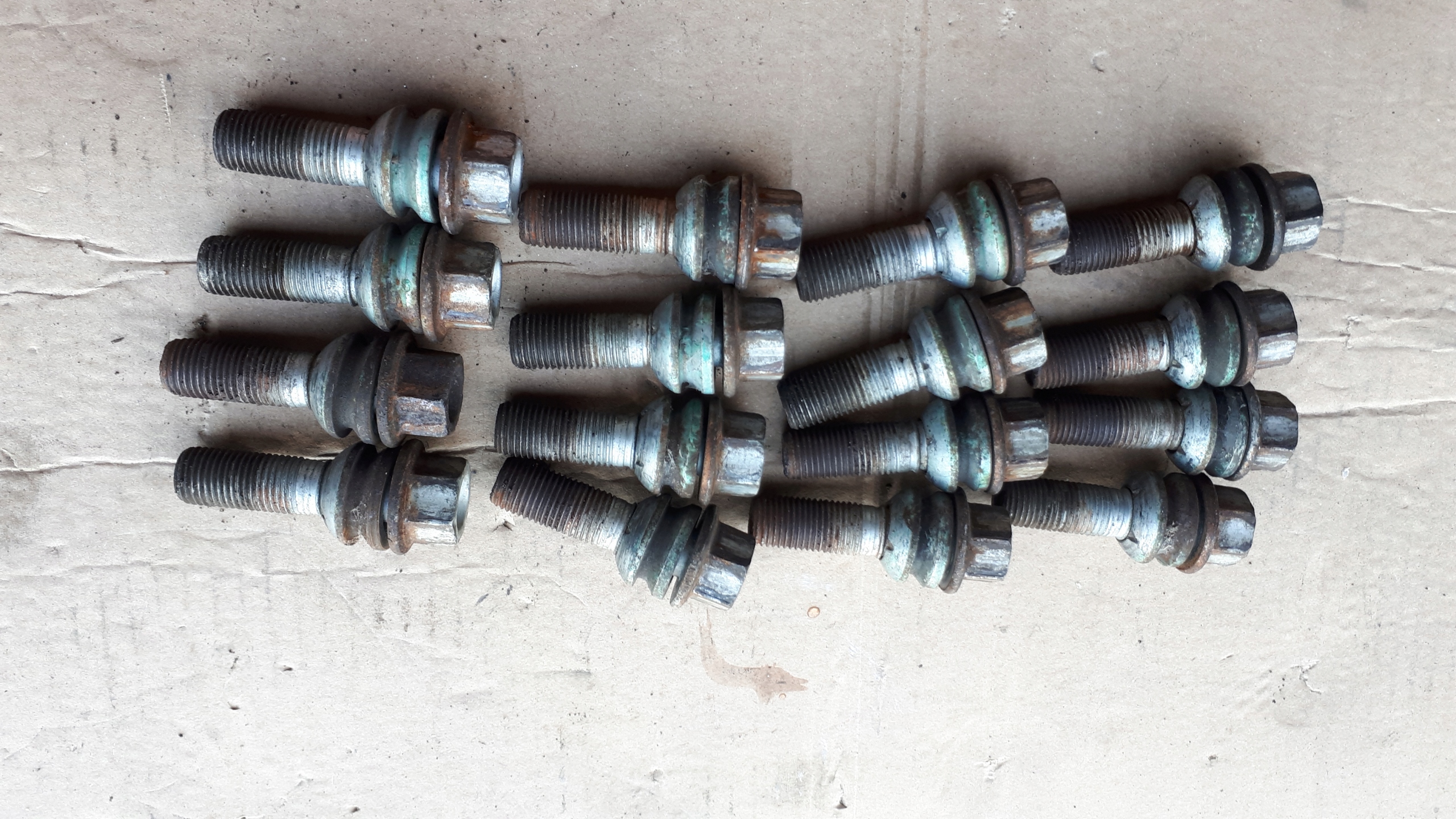 Q7 4L TOUAREG SZPILKI SRUBY ALUFELG 16SZT