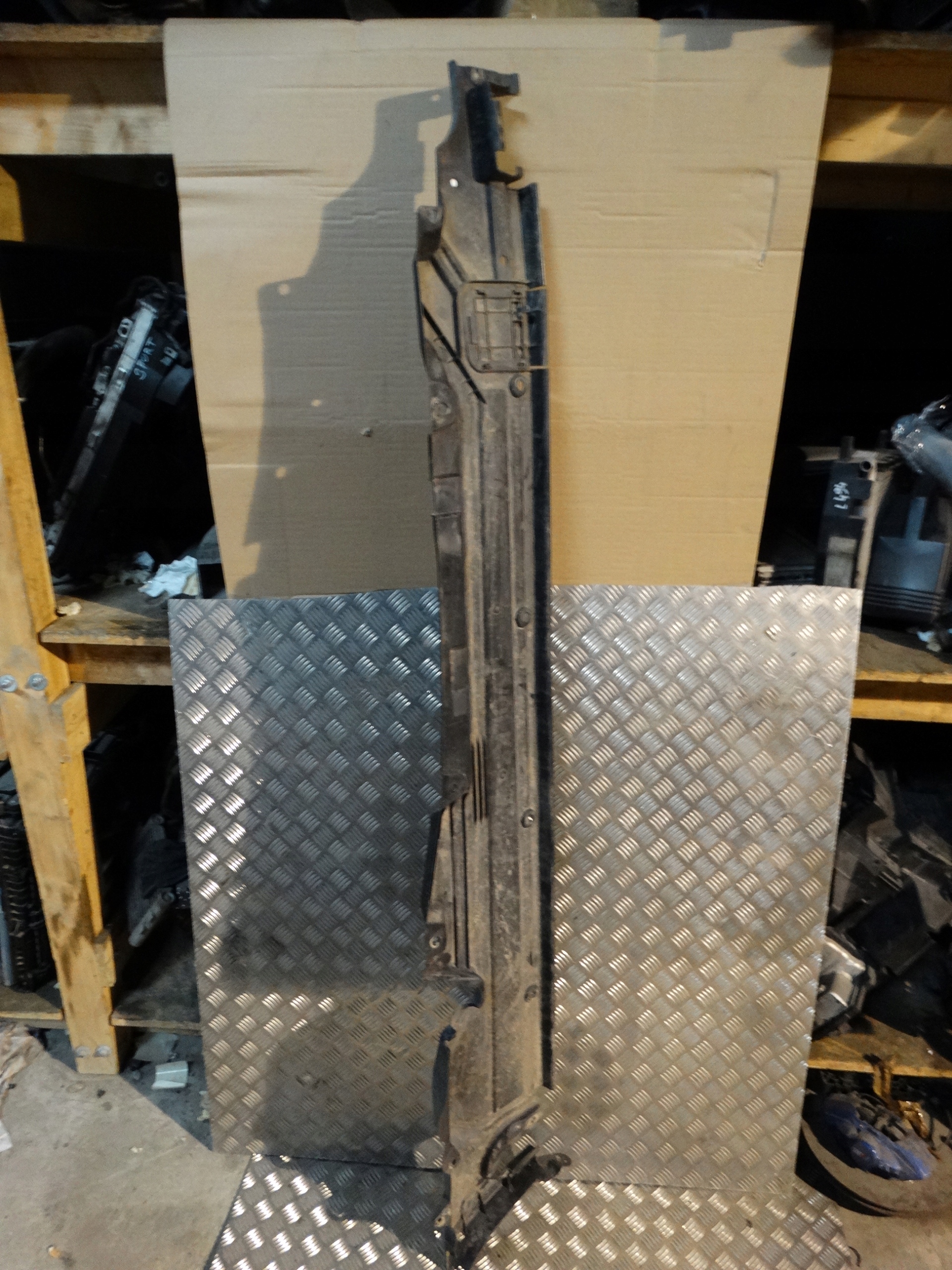 IDEALNA cover chassis left VW TOUAREG 7P6 1