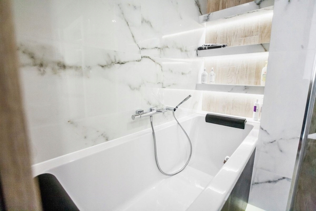 PŁYTKI BIAŁE CZARNA ŻYŁKA BŁYSZCZĄCE PODŁOGOWE SCIENNE CARRARA 60×120 GAT.I Marka Netto