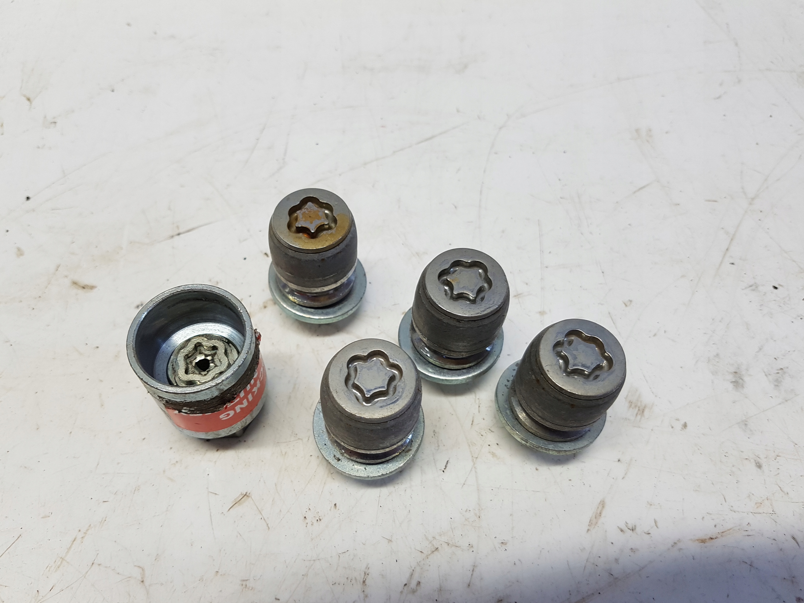 OUTLANDER III LIFT контргайки болты