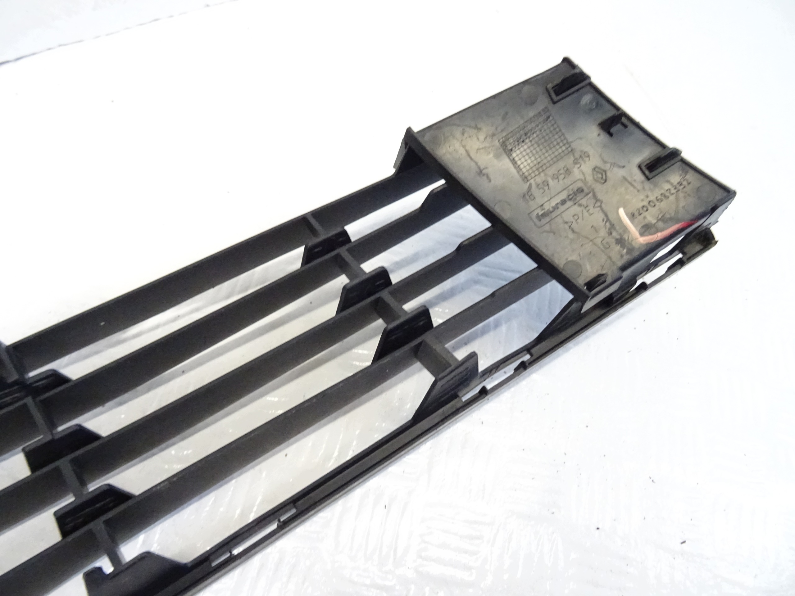 grid of a bumper front RENAULT CLIO III 8200682331