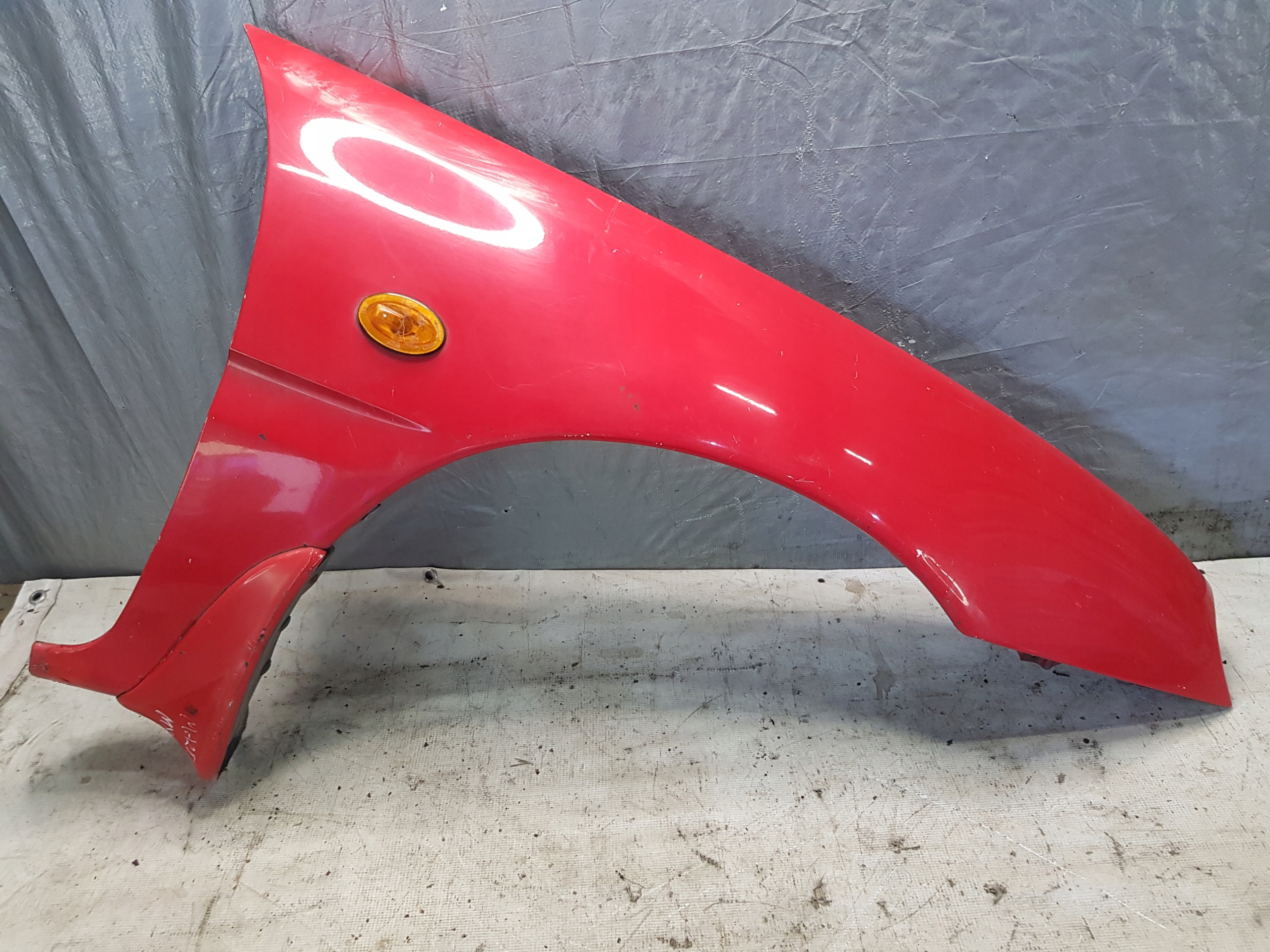 blatník MAZDA MX3 pravý předek červený