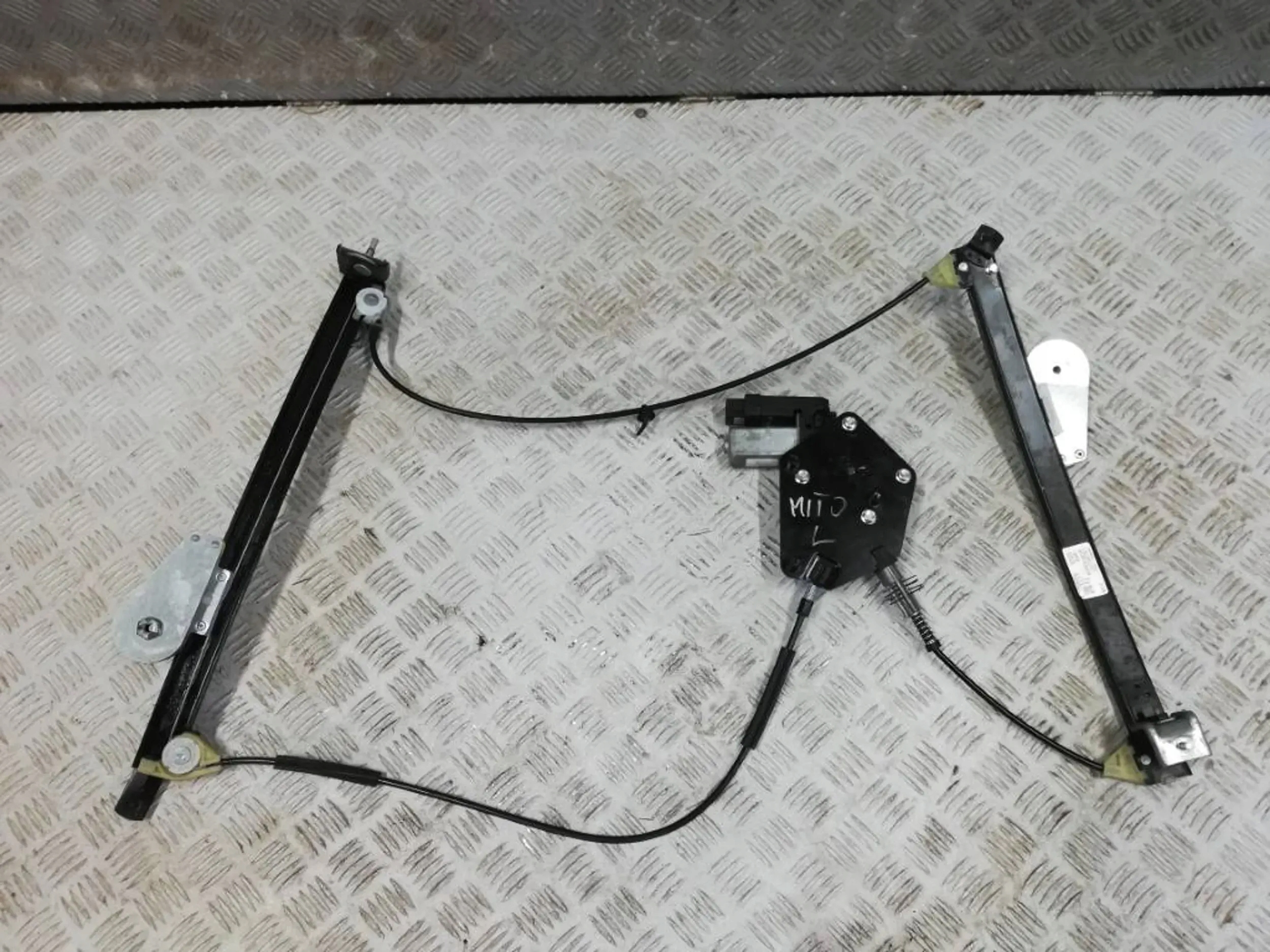 ALFA ROMEO MITO PODNOŚNIK SZYBY LEWY