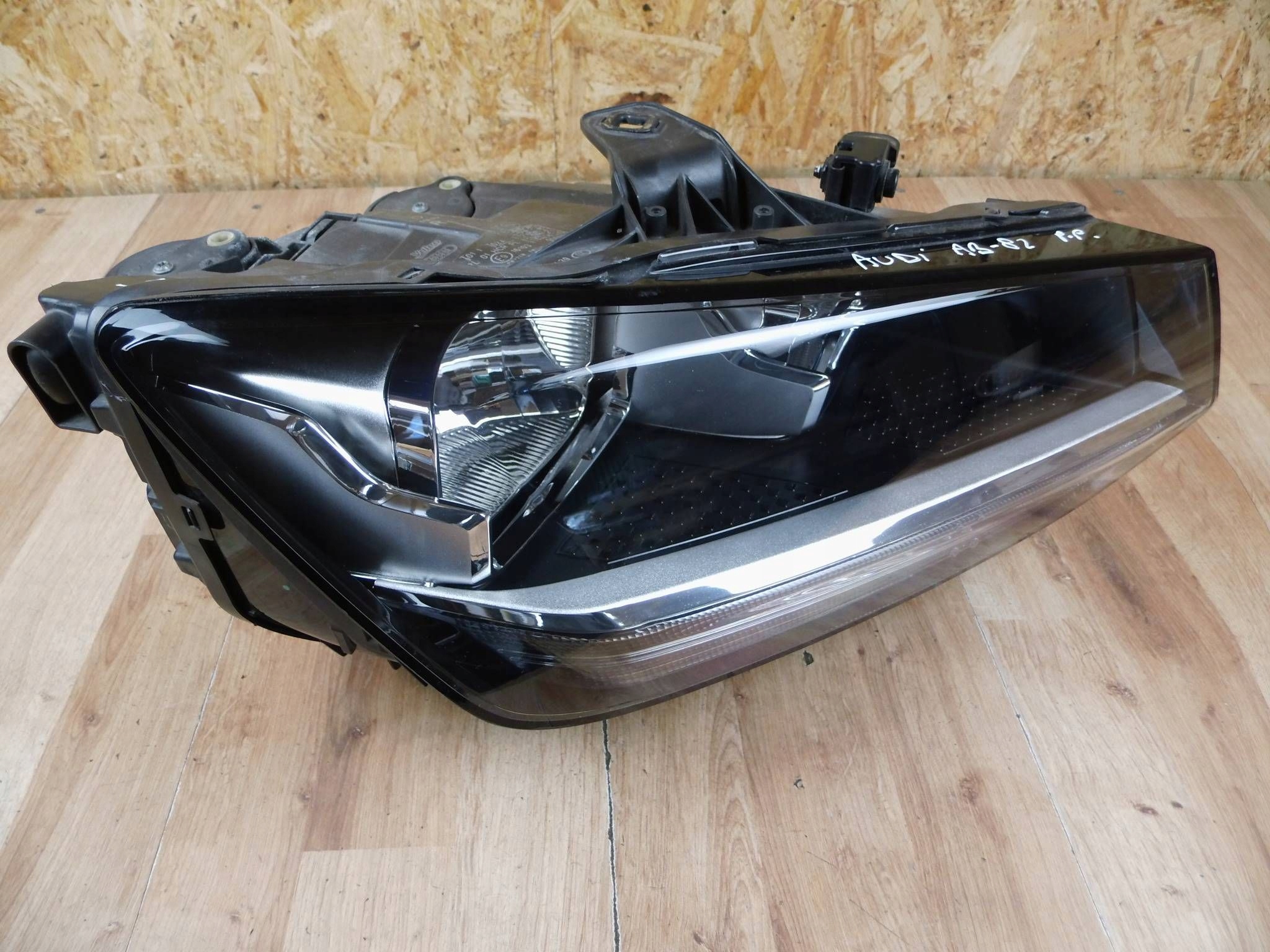 Audi Q2 2016+ light right front front right 81A 941 004