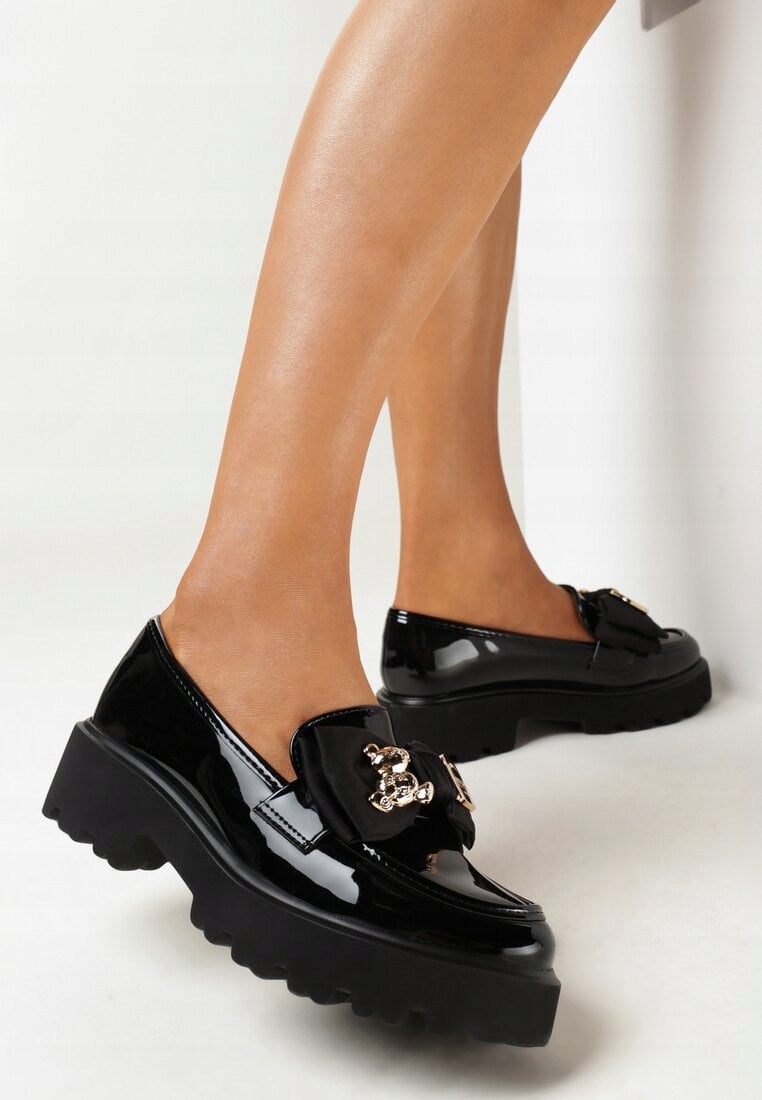 CZARNE LAKIEROWANE MOKASYNY LOAFERSY Z KOKARDĄ I MISIEM 36 Marka bez marki