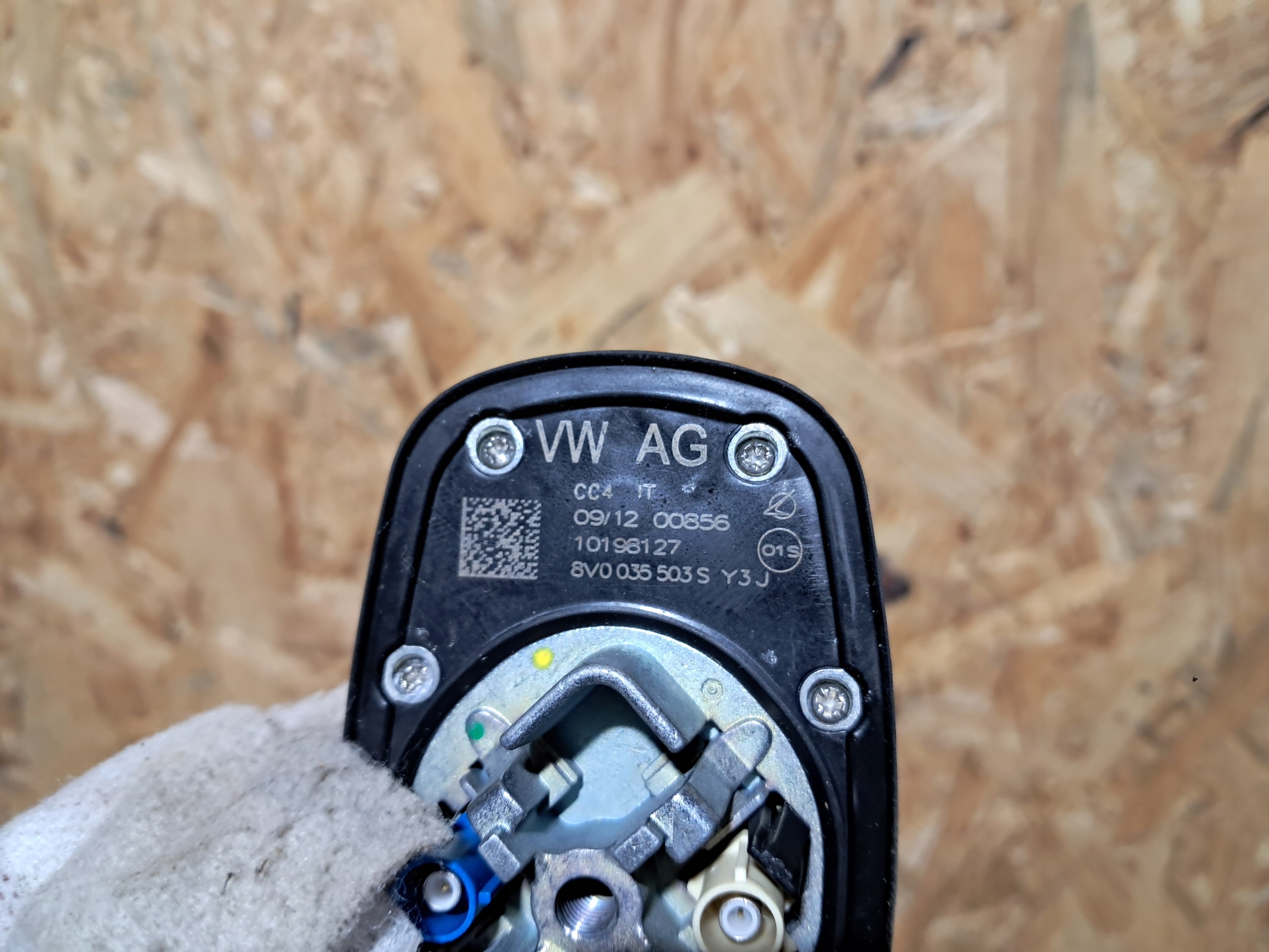 Antena GPS Rekinek 8V0035503S Audi A3 S3 LY3H Producent części Audi OE