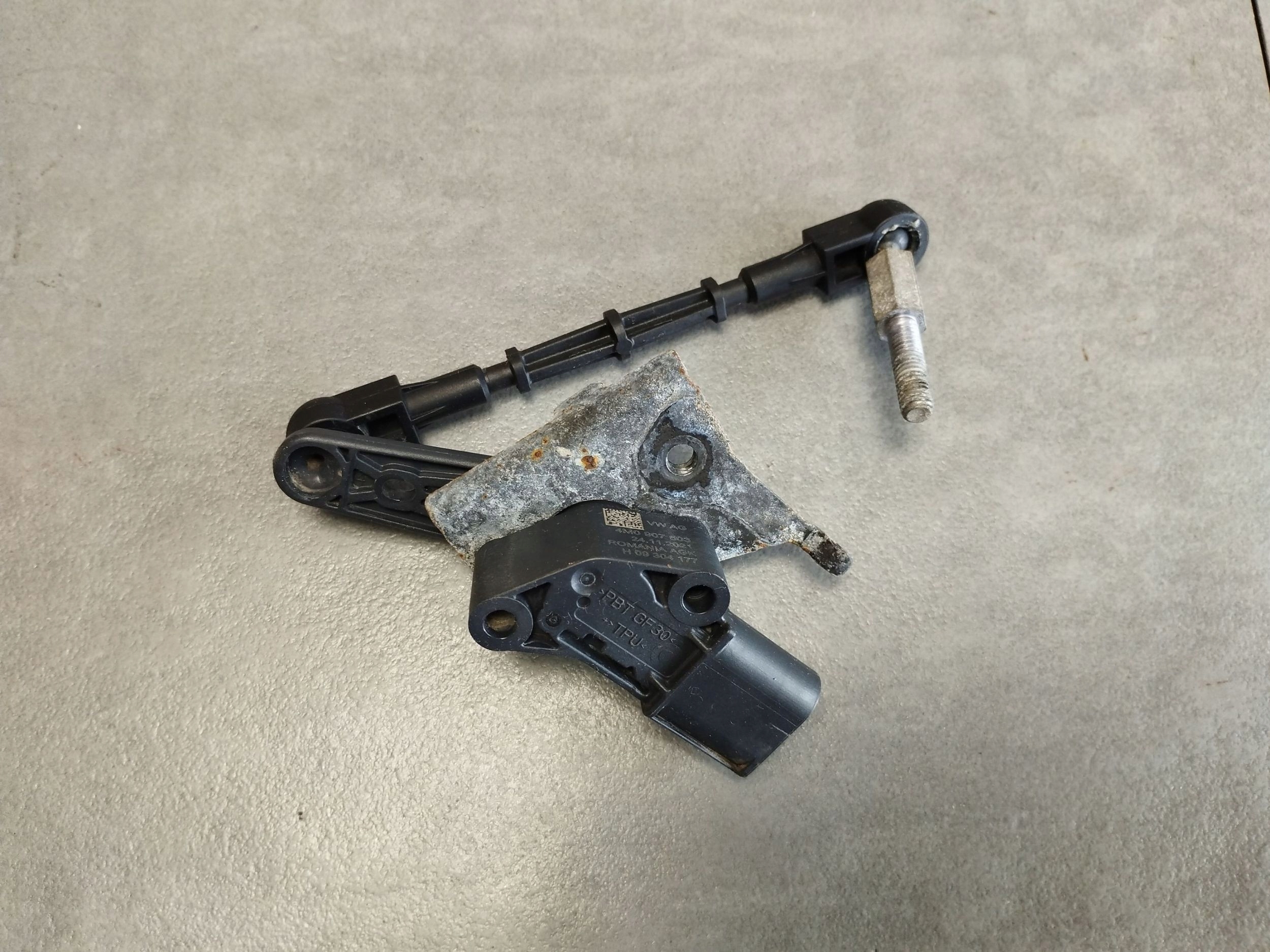 Audi A4 S4 B9 8W Sensor poziomowania lichte links heck 8W0941309E