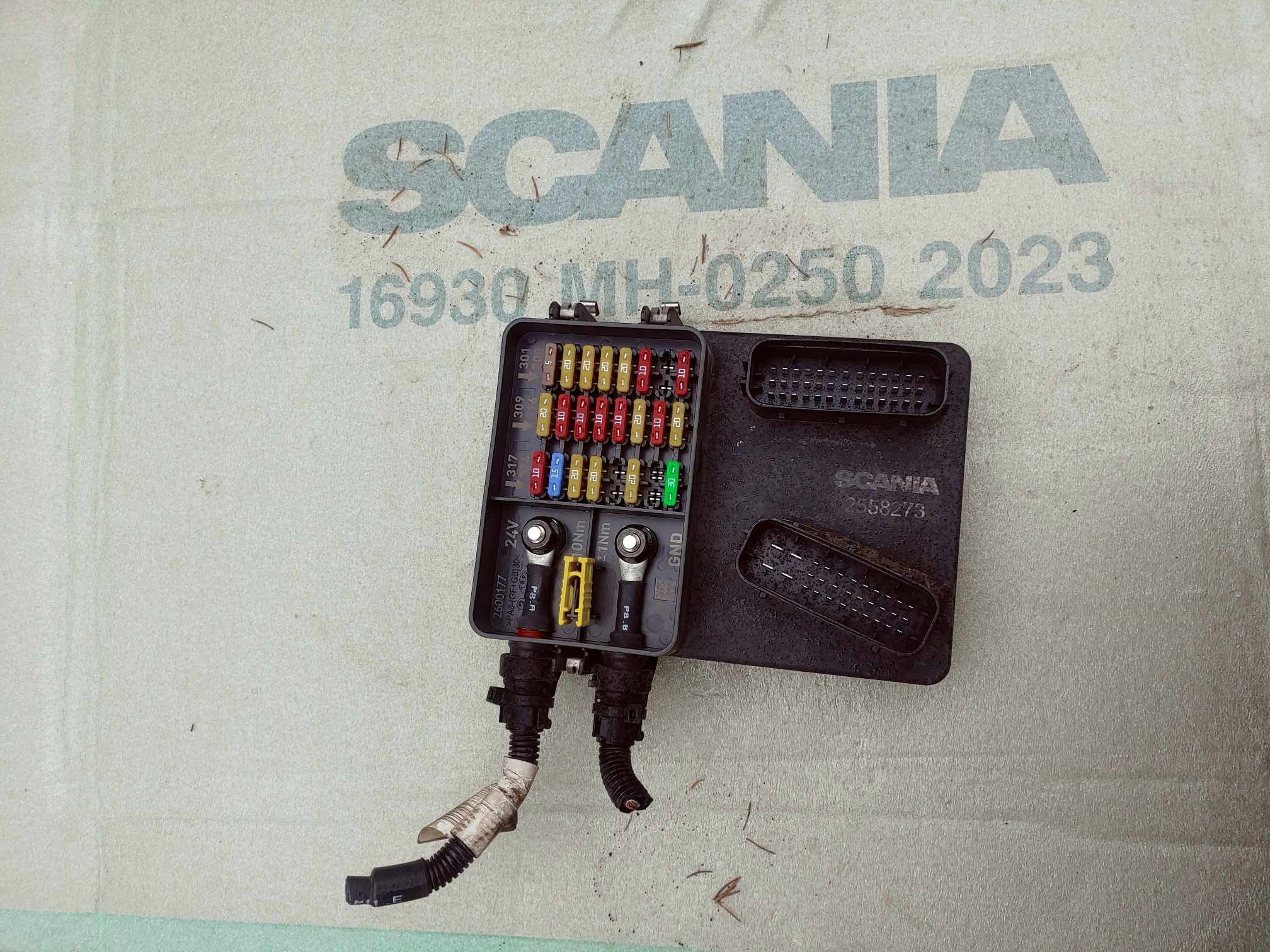 Scania R S sterownik skrzynka bezpieczników 2558273